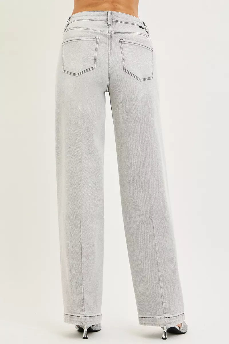 Rückansicht grauer Jeans: Gesäßtaschen, Kontraststich und weites Baggy-Leg.