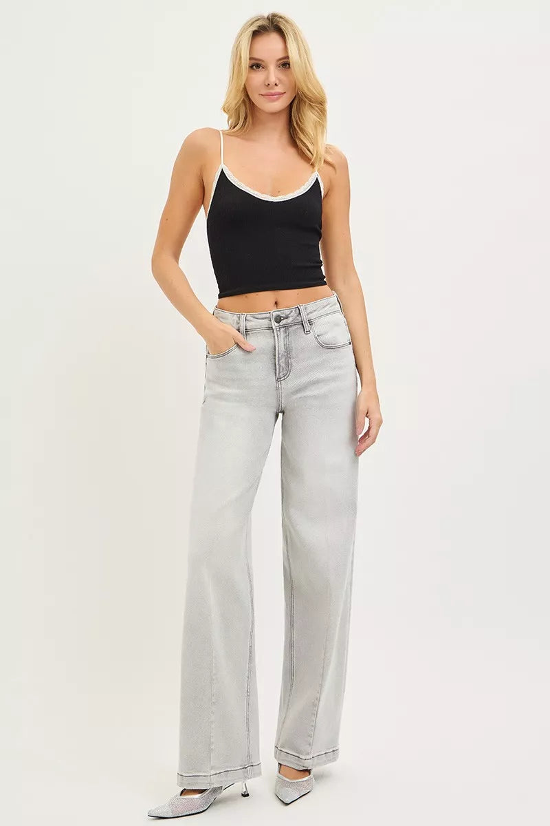 Graue Baggy-Jeans mit Kontrastnähten, lockere Passform und hohe Taille.