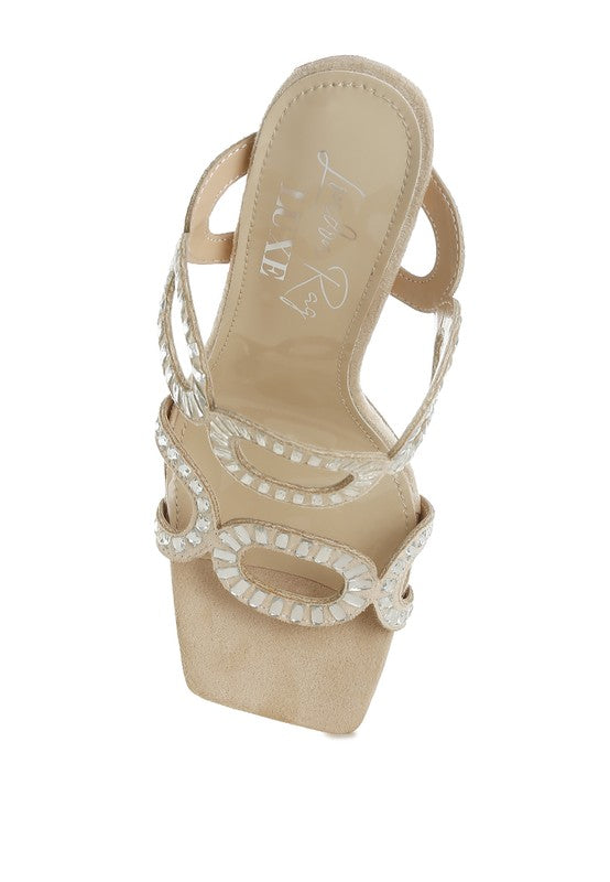 Beige Stiletto-Sandalen mit breitem Absatz und Strassbesatz um die Ferse