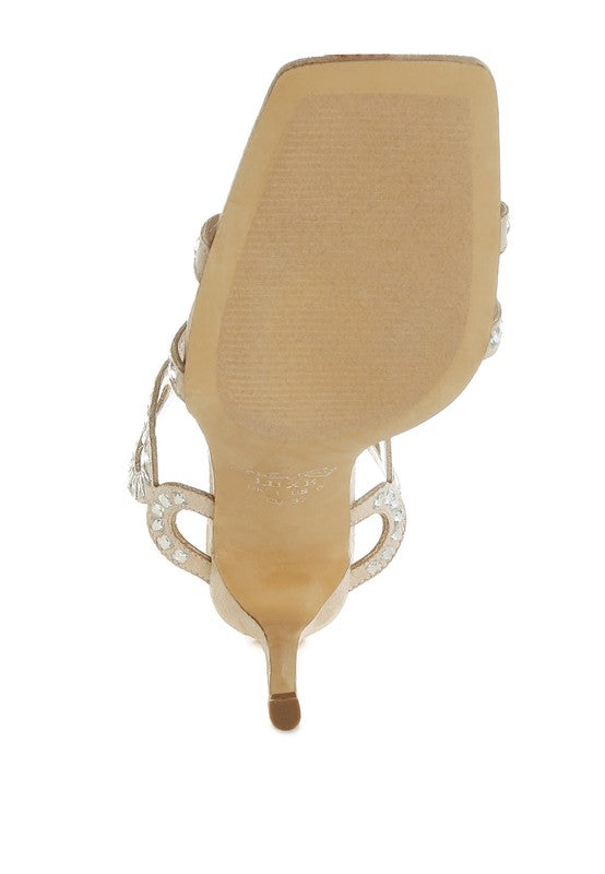 Beige Stiletto-Sandalen Fersenansicht mit offenen Seitenriemen und Strass