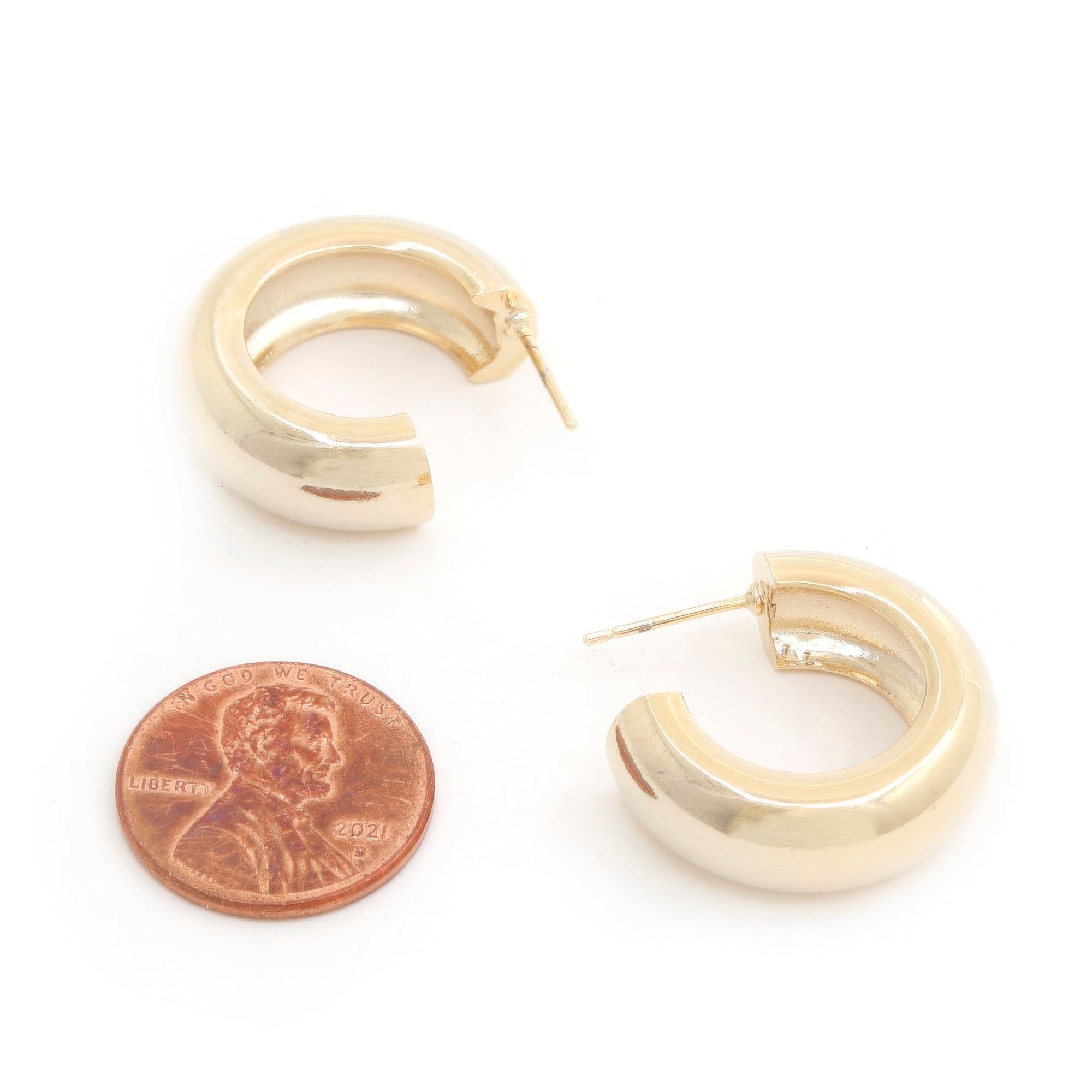 Gold open hoop earring with smooth rope-like curb texture