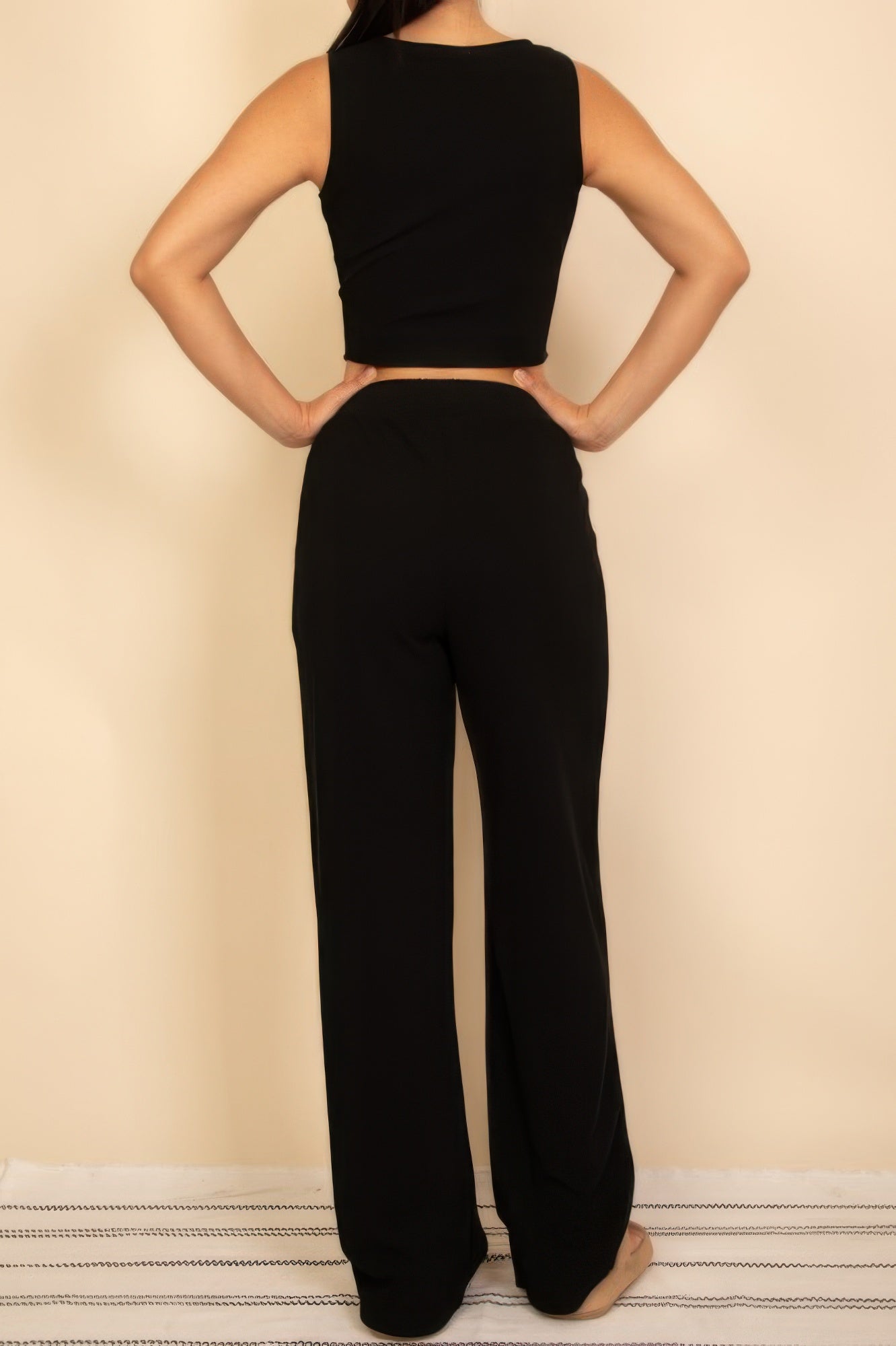 Schwarzes Set: Scoop-Neck Weste mit Knöpfen, weite Hose