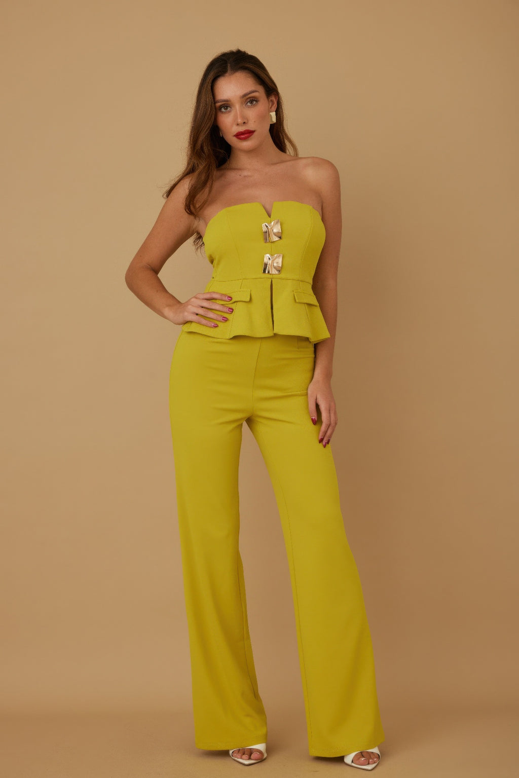 Conjunto strapless lima con top fruncido y pedrería dorada, pantalón de pierna ancha