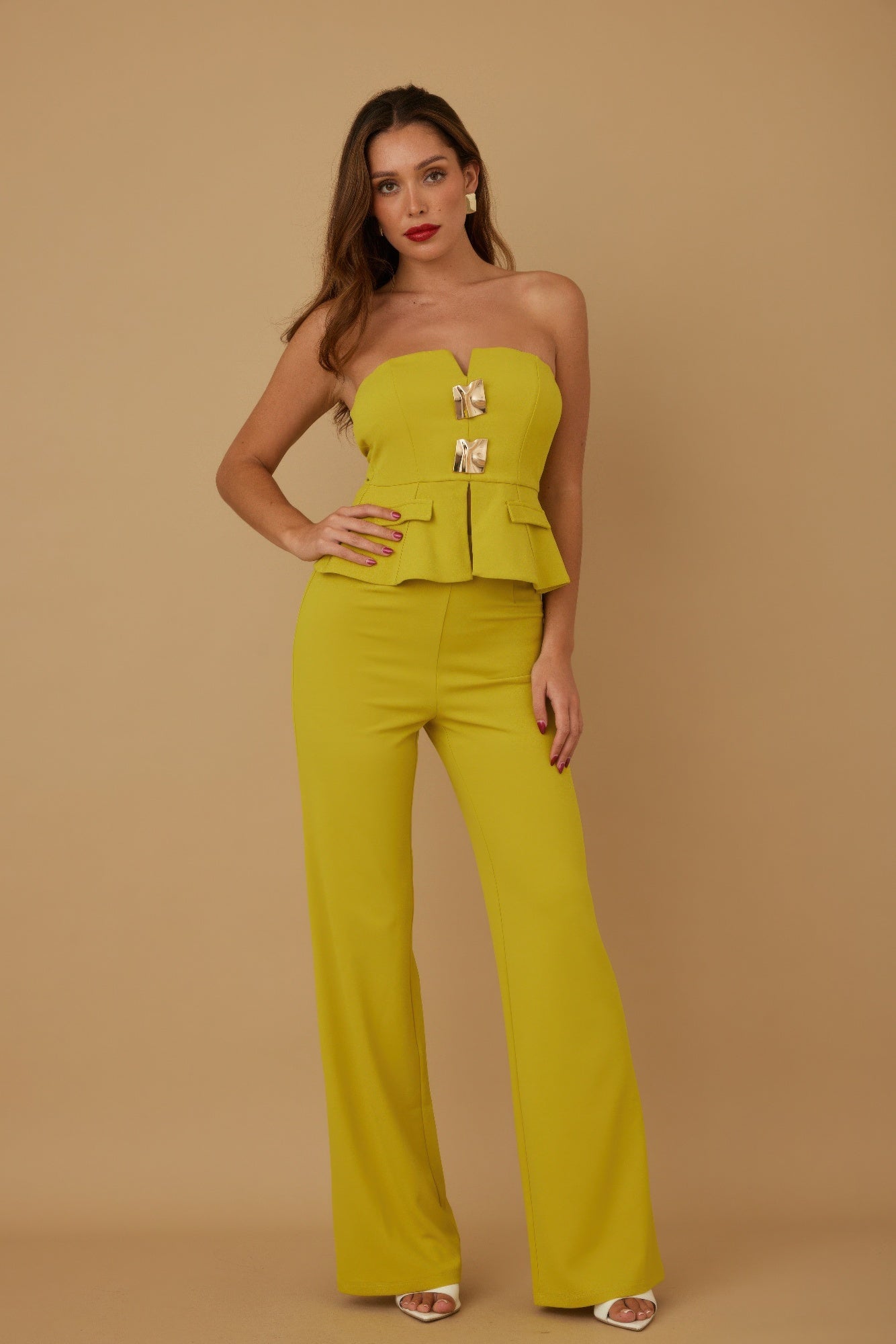 Conjunto strapless lima con top fruncido y pedrería dorada, pantalón de pierna ancha