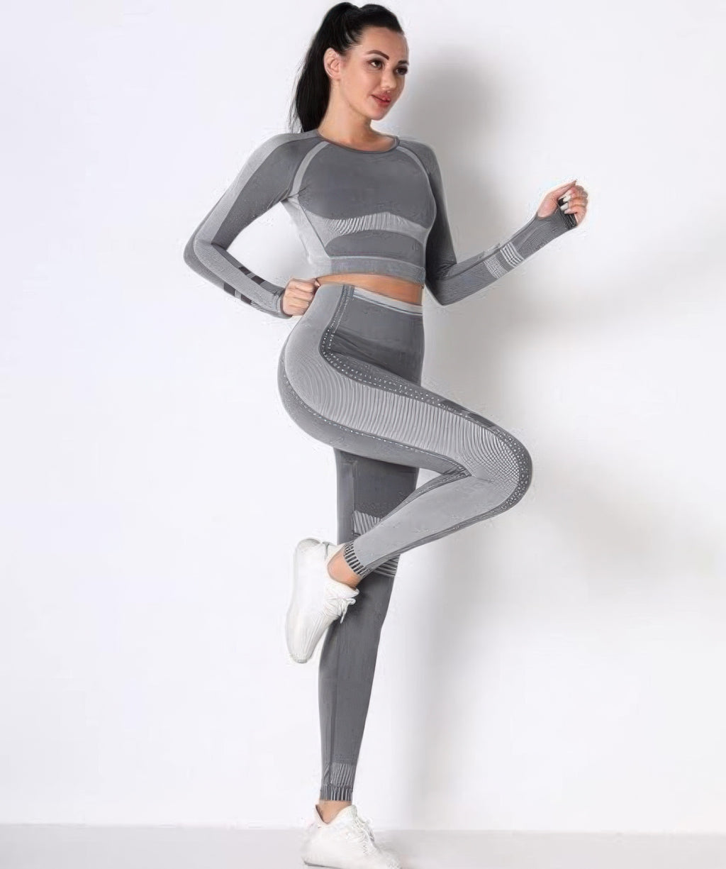 Seamless yoga set in grey: long-sleeve crop top with matching high-waist leggings.