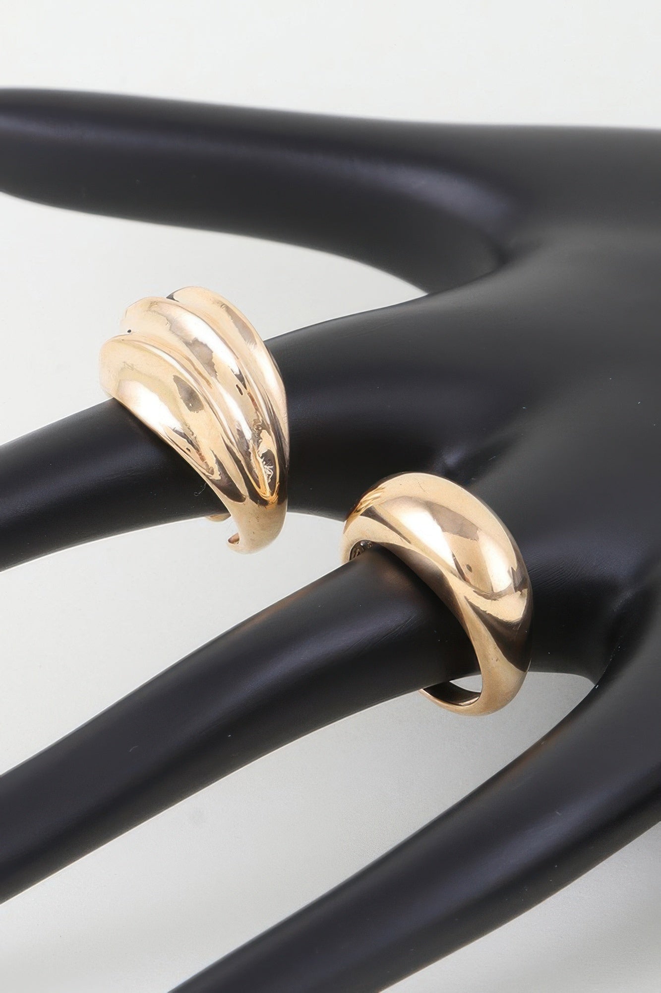 Shiny Swirl Duo Rings oro: dos anillos estilo espiral con brillo alto.