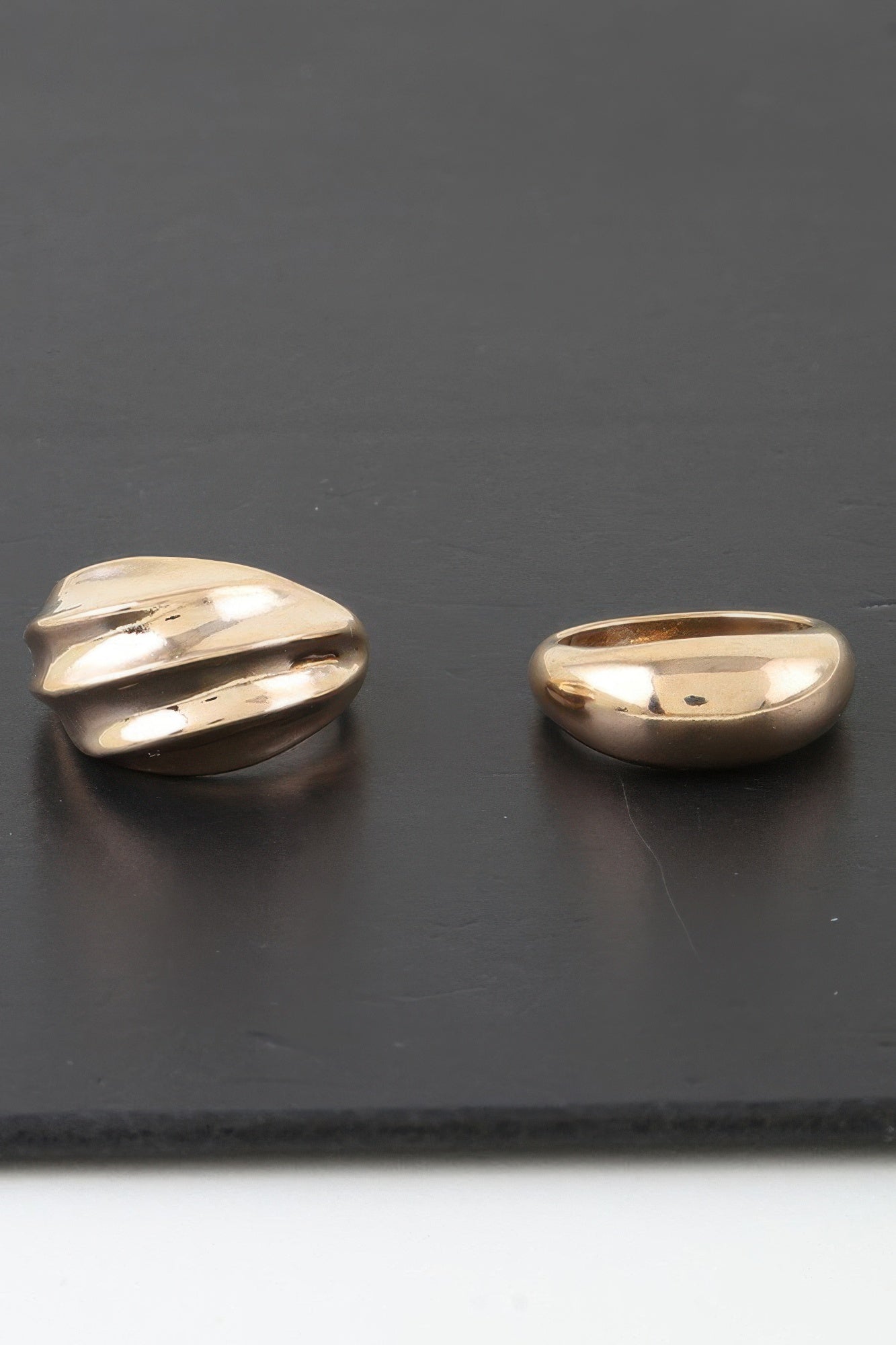 Shiny Swirl Duo Rings oro, vista superior: dos anillos lisos y brillantes.