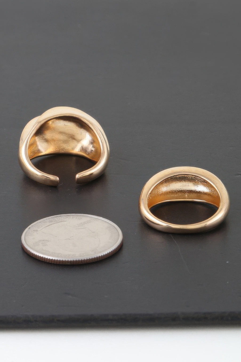 Shiny Swirl Duo Rings oro: dos anillos espiral abiertos, con tamaño junto a moneda.
