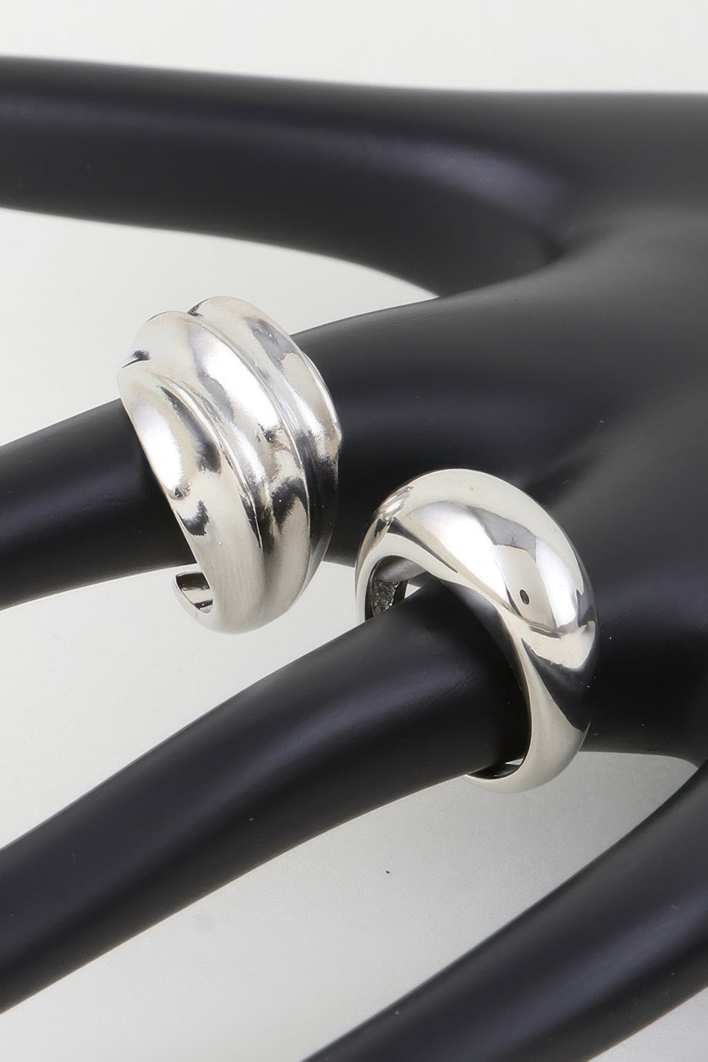 Shiny Swirl Duo Rings plata: dos anillos espiral brillantes, extremos abiertos.