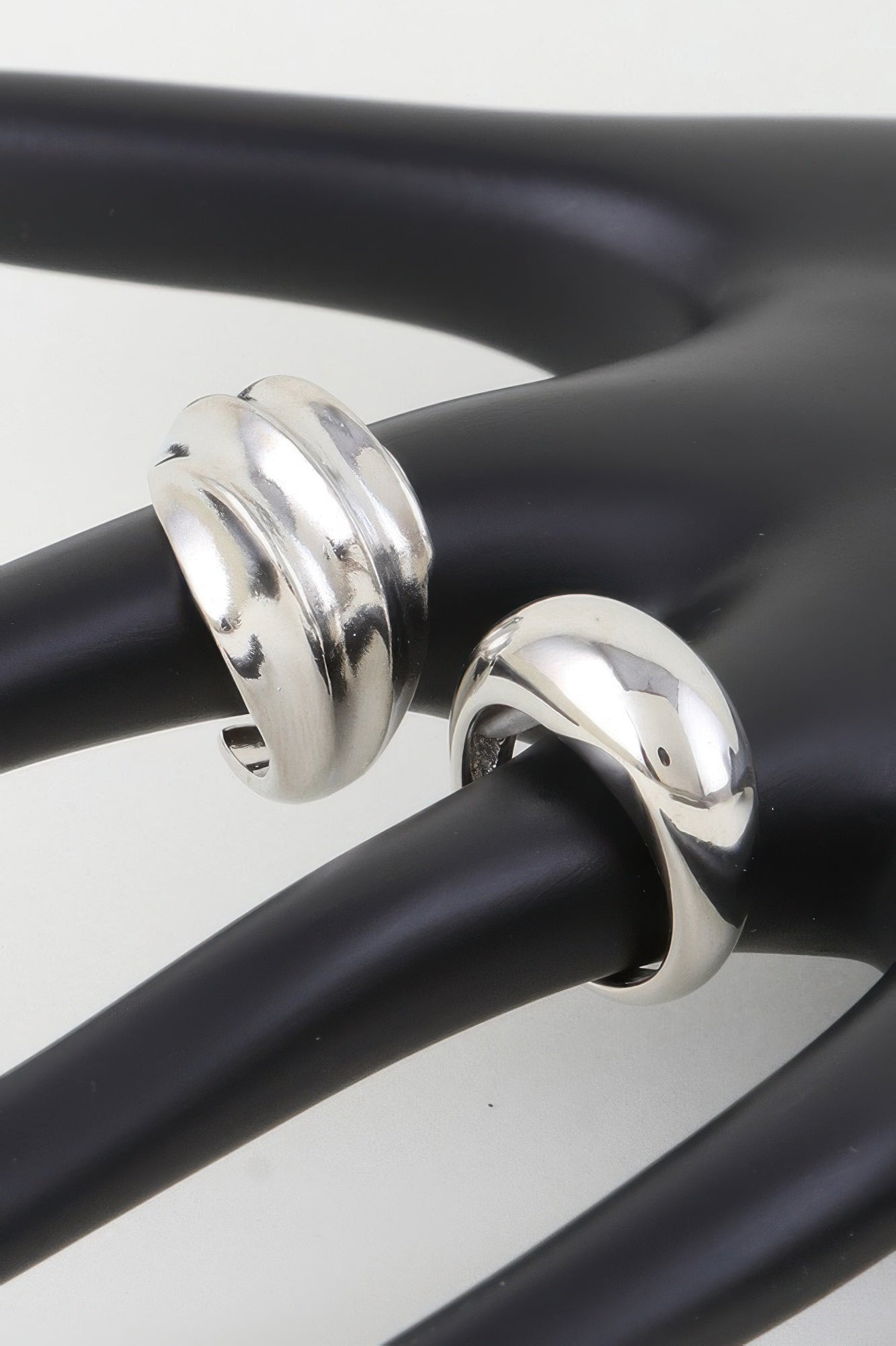 Shiny Swirl Duo Rings plata: dos anillos espiral brillantes, extremos abiertos.