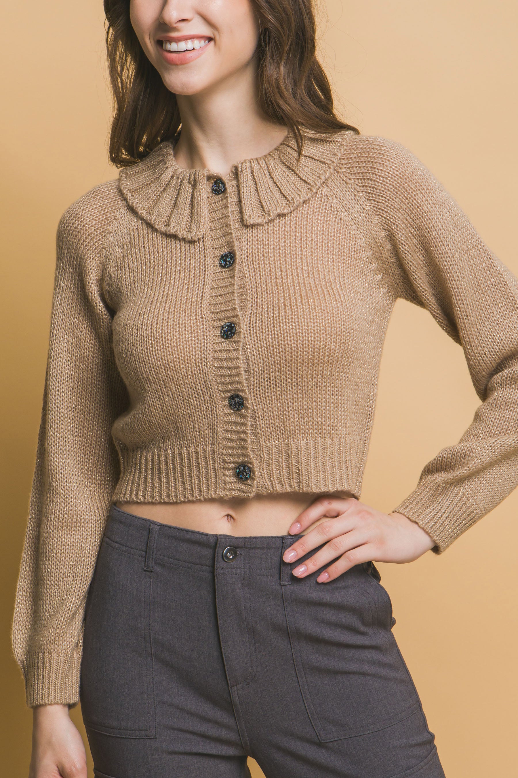 Khaki cropped sweater with long sleeves, ribbed collar, button placket