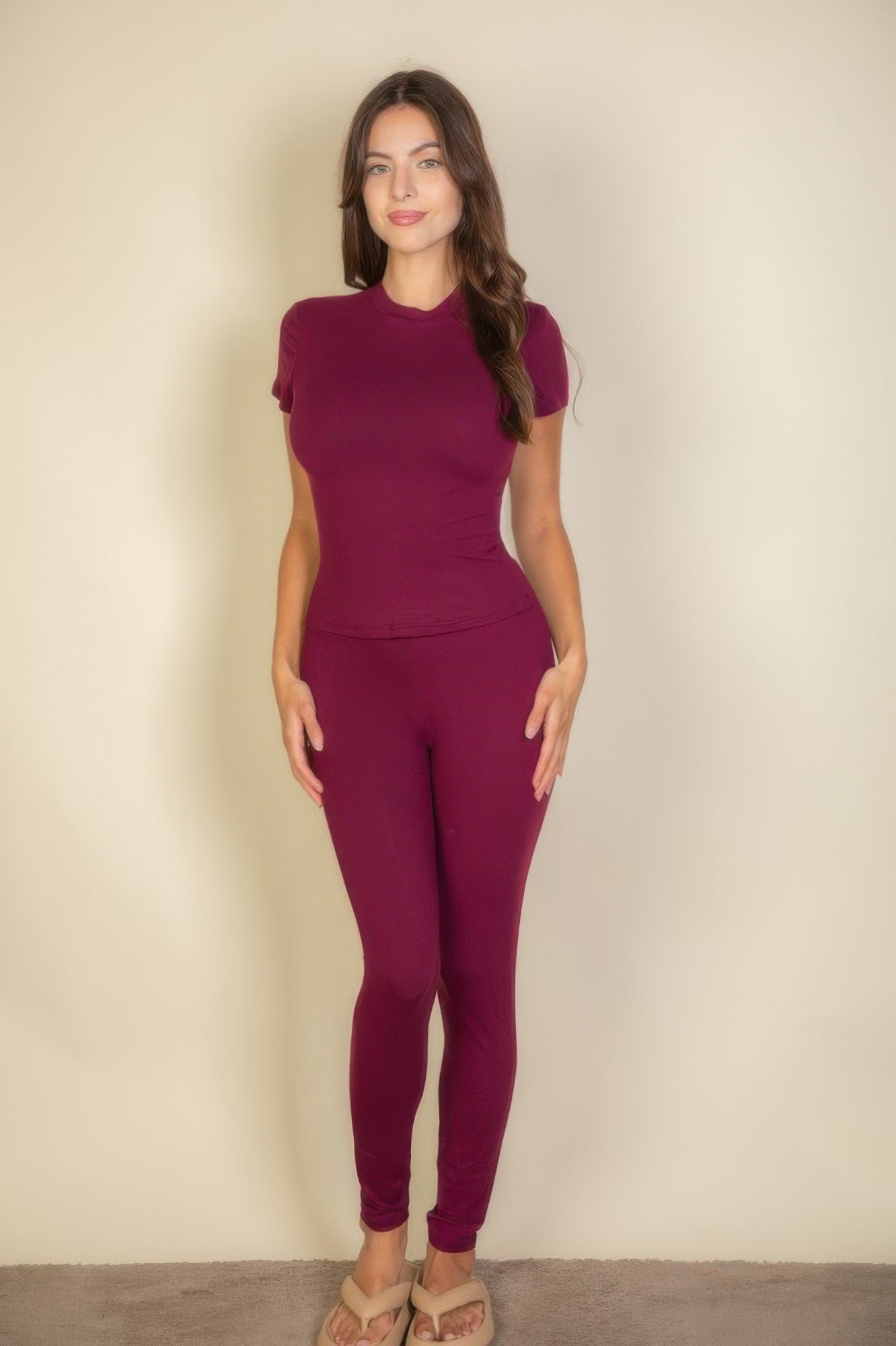 Burgundy short-sleeve round-neck T-shirt, fitted top with curved hem