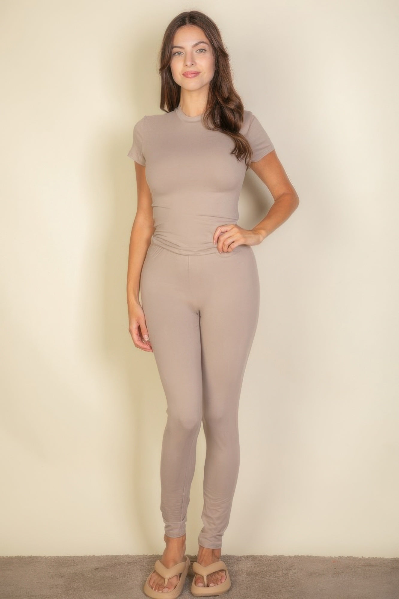 Taupe short-sleeve round-neck T-shirt, fitted with curved hem and clean neckline