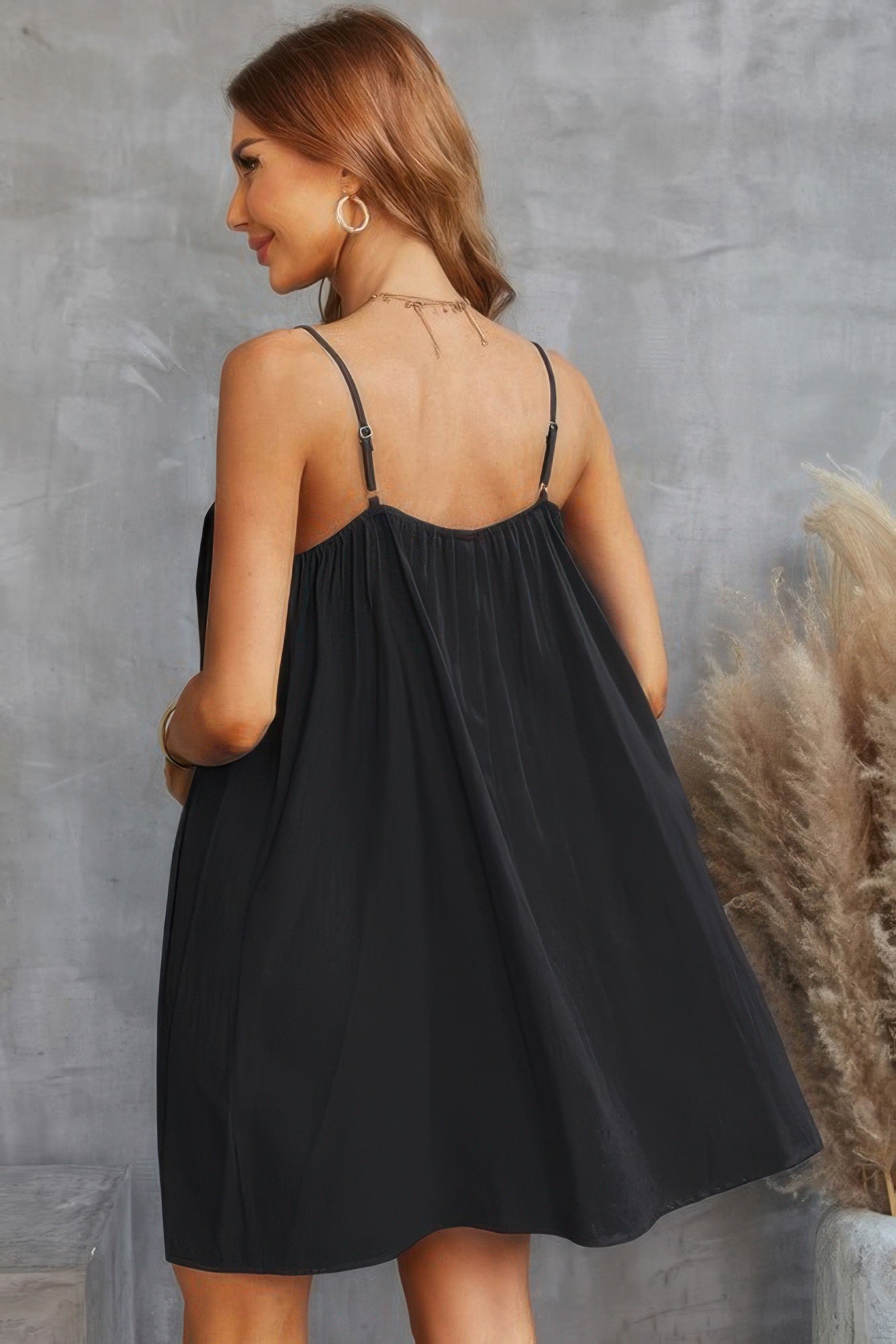 Schwarzes A-Linienkleid, Rückenansicht mit schmalen Trägern