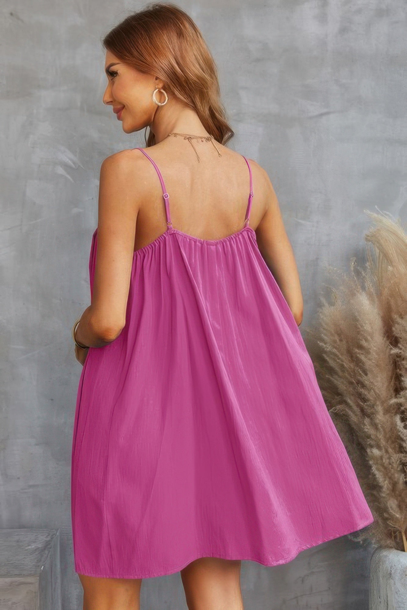 Fuchsia A-Linienkleid, Rückenansicht mit verstellbaren Trägern