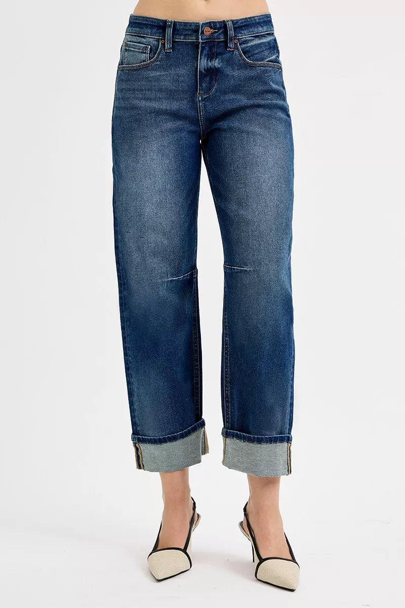 Dark blue jeans with cuffed cropped hem, relaxed fit and button closure
