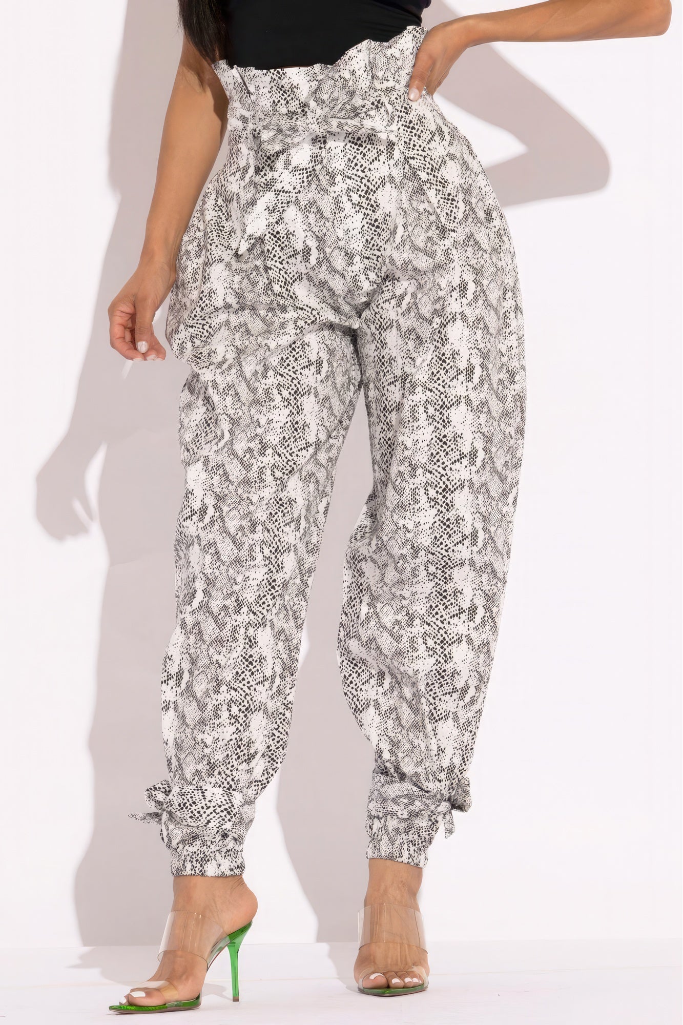 Snake-print Paperbag Cargo-Hose mit elastischem Saum, seitlichen Taschen