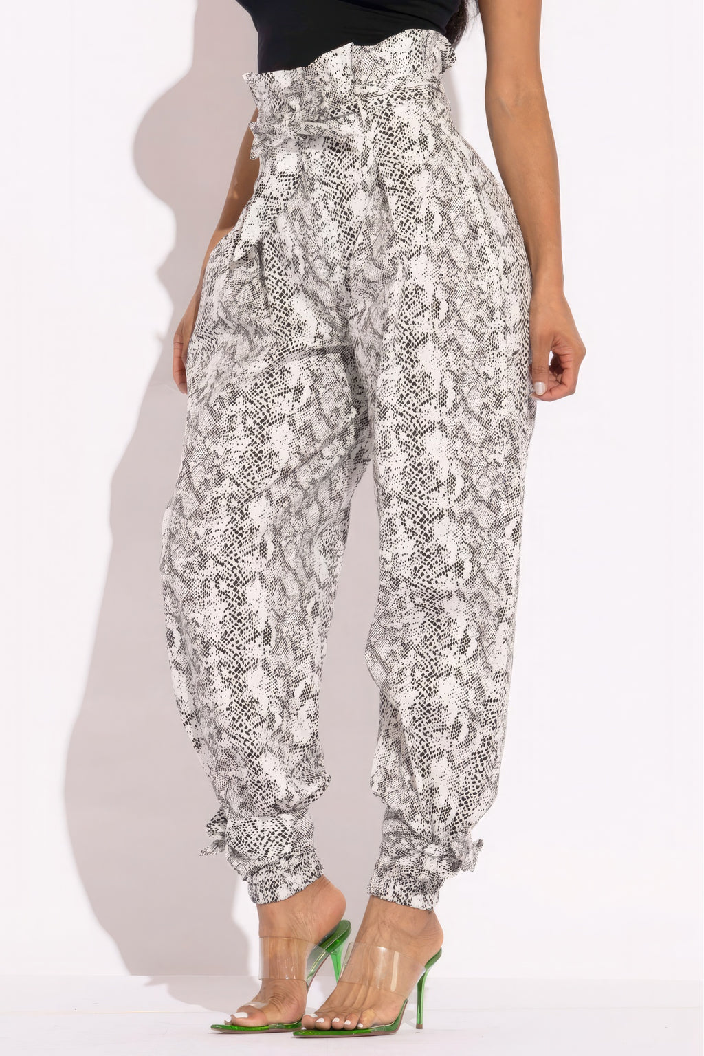 Snake-print Paperbag Cargo Pants, weite Beine, geraffte Paperbag-Taille