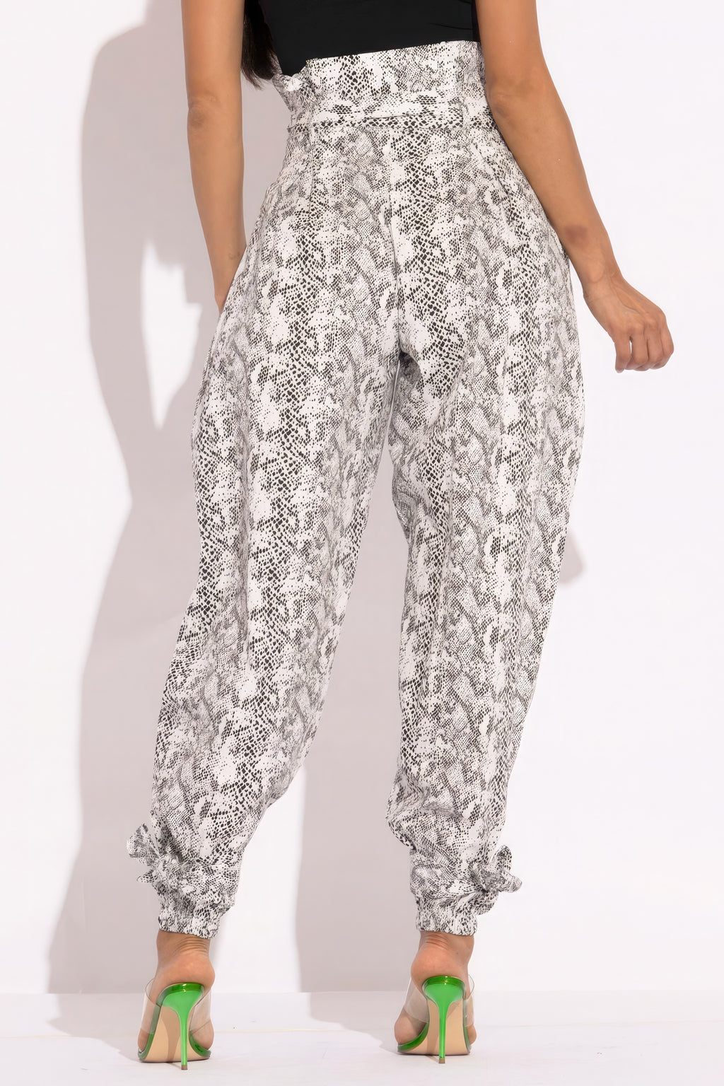 Snake-print Paperbag Cargo-Hose mit Cargo-Pattentaschen und elastischen Knöchelbündchen