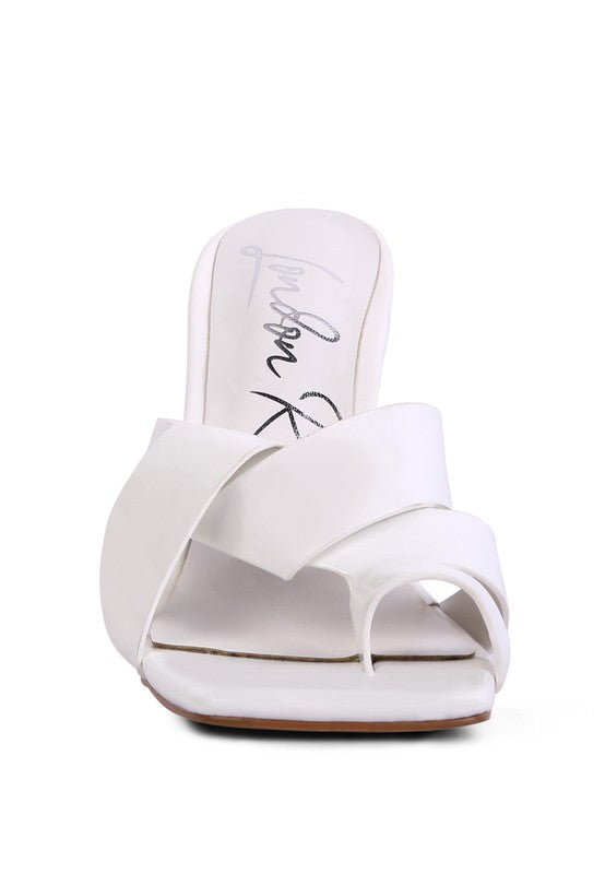 White heeled slide sandals with intertwined toe ring strap and thick sole