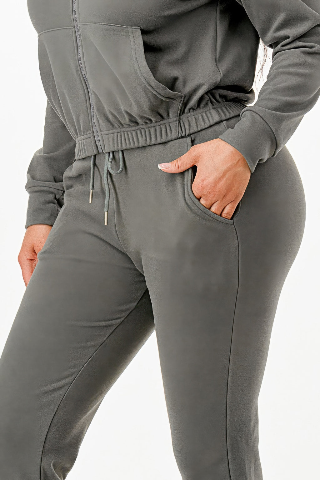Donkergrijze track suit broek: trekkoord taille, zijzakken en rechte pijpen