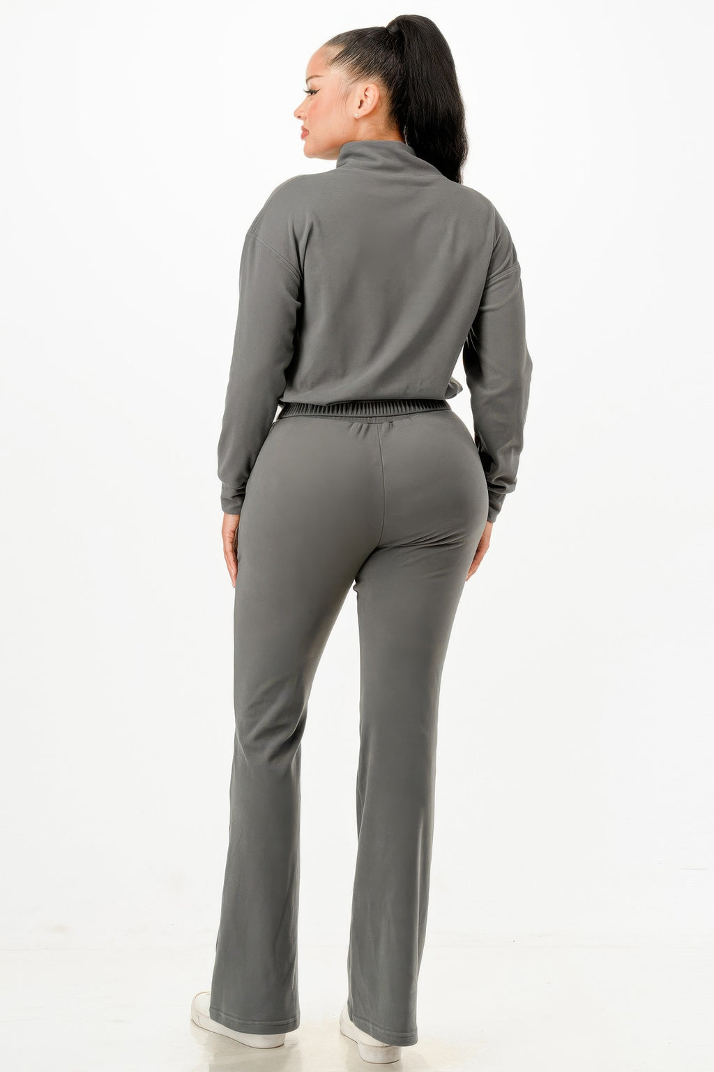 Donkergrijze track suit set achteraan: ritssluiting bovenstuk, elastische taille, broek