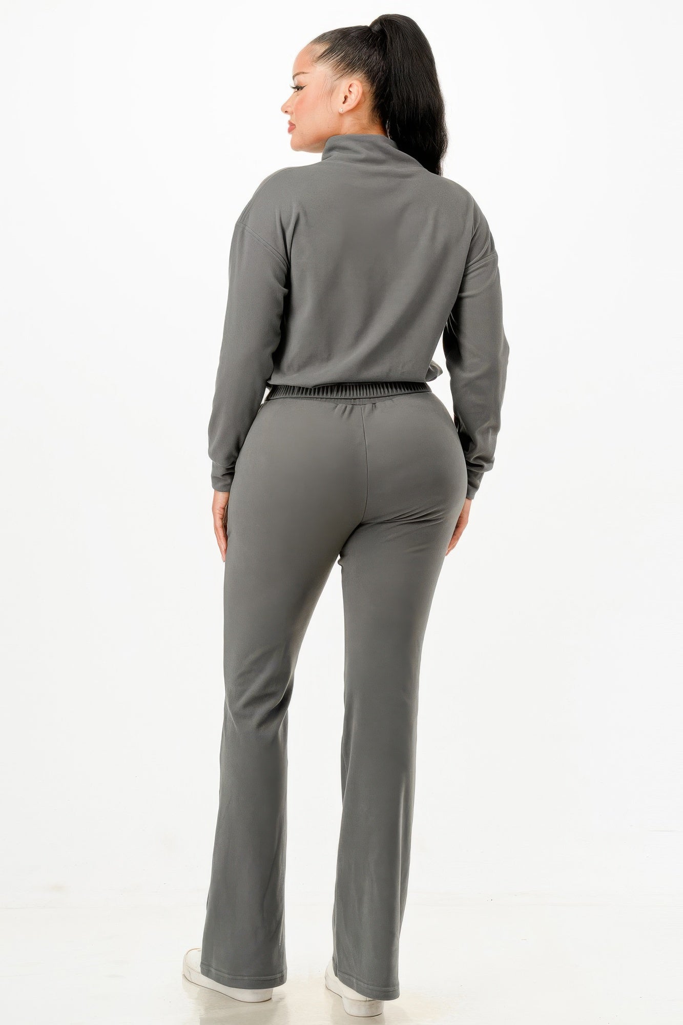 Donkergrijze track suit set achteraan: ritssluiting bovenstuk, elastische taille, broek