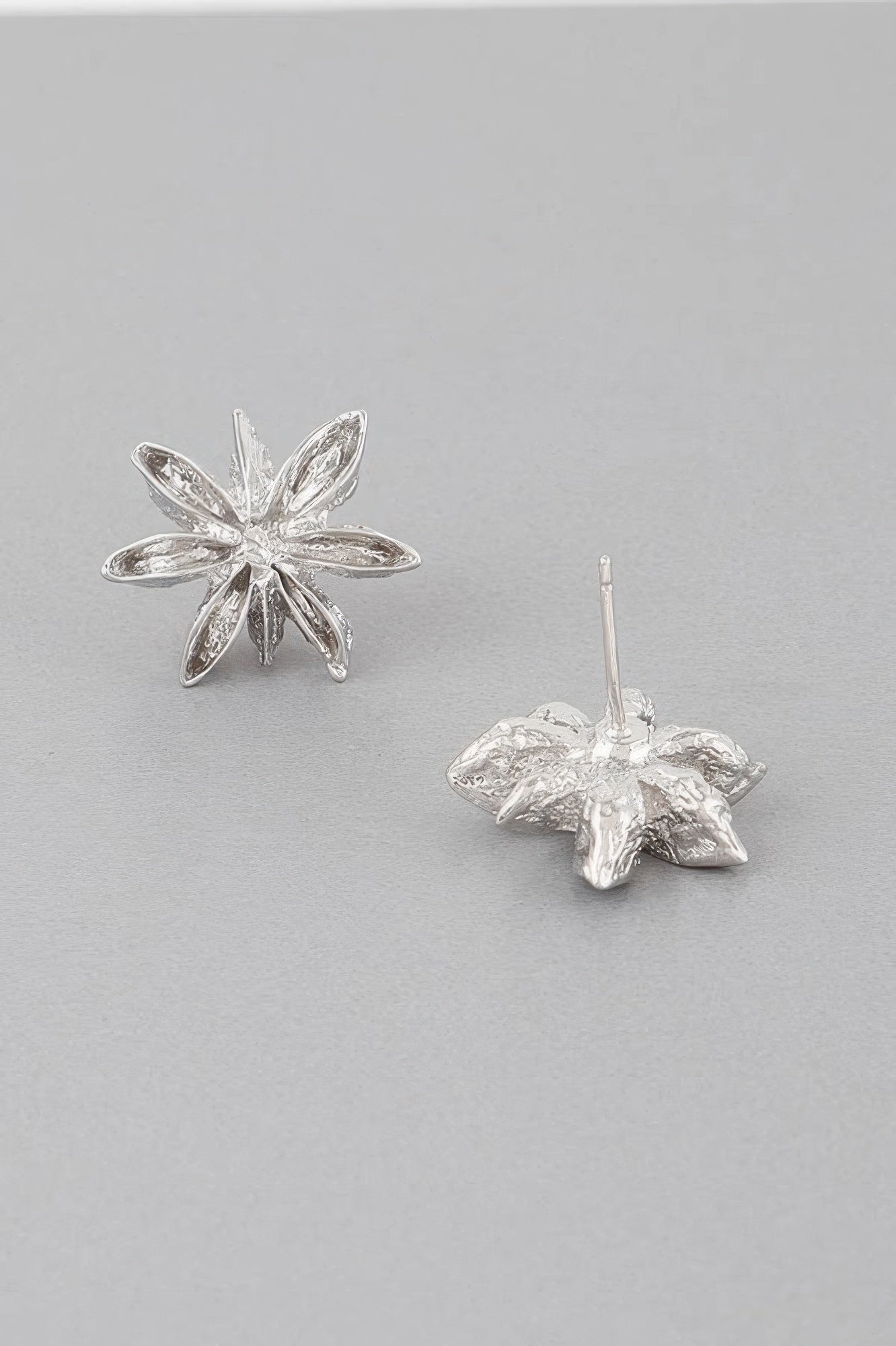 Silver five-petal spice flower stud earrings with short post backs