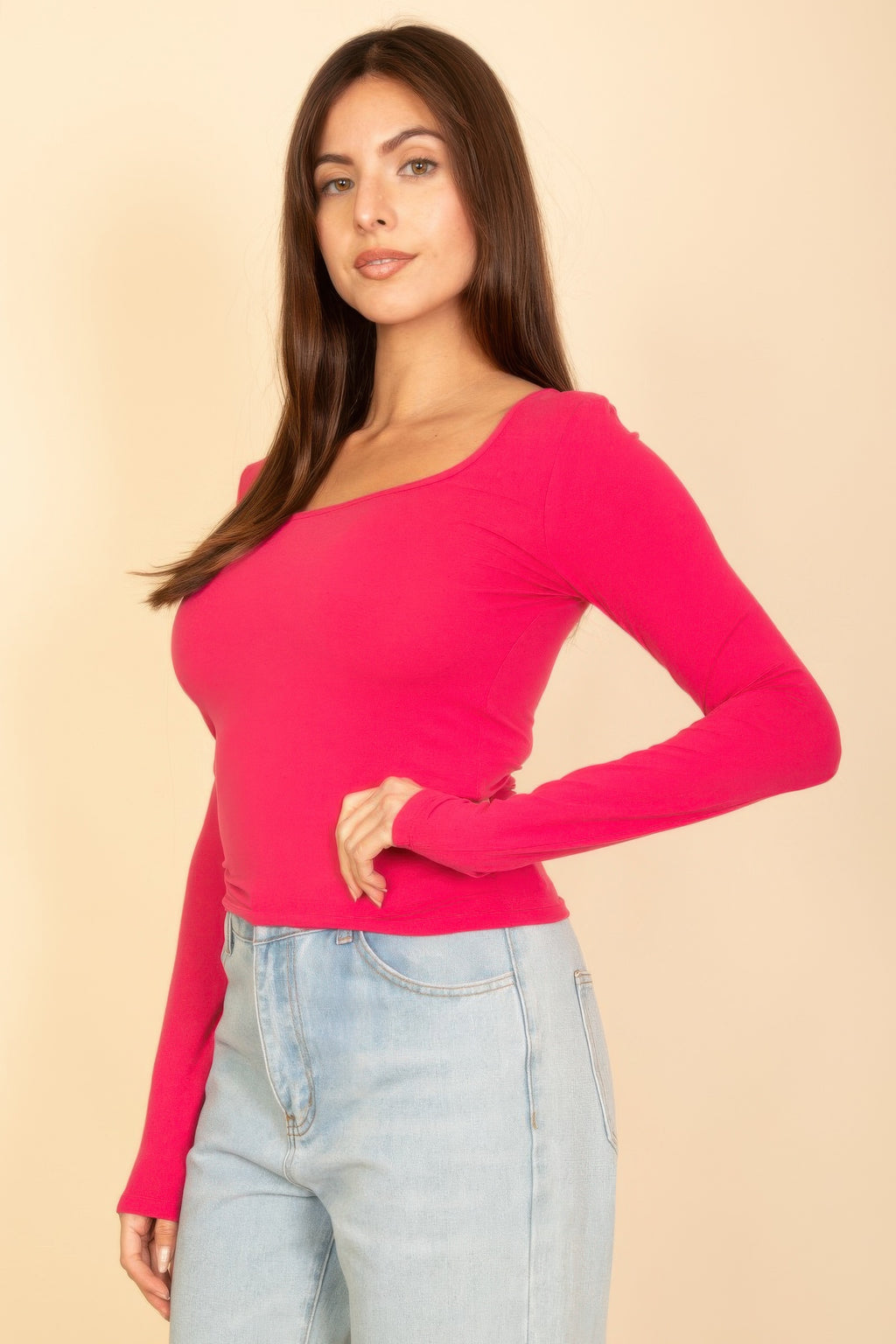Square Neck Langarmshirt, Rot, Seitenansicht mit schmalen Ärmeln und Taillenpassform