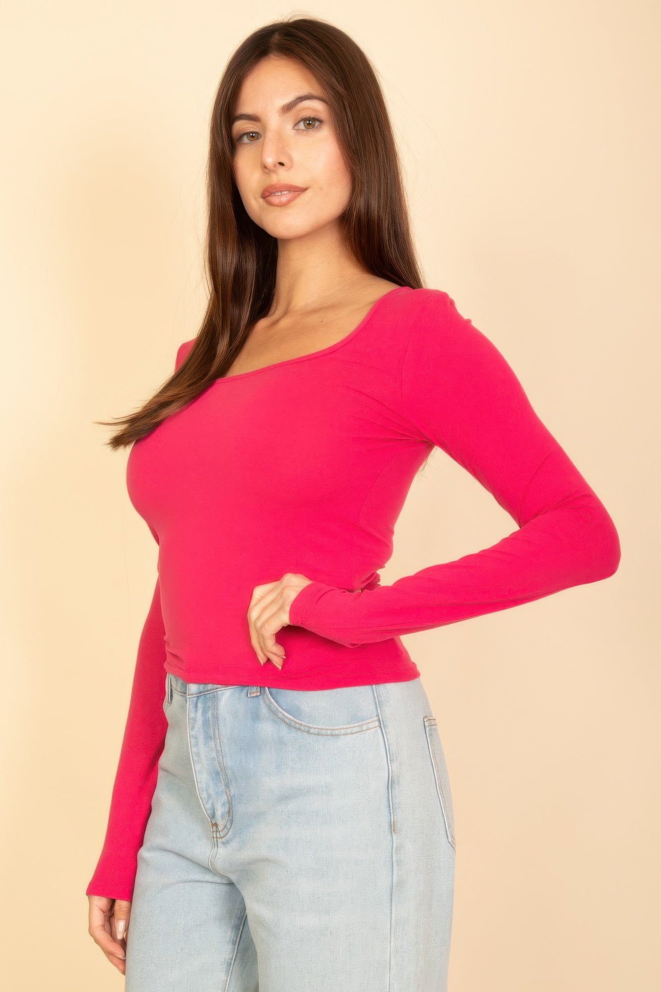 Square Neck Langarmshirt, Rot, Seitenansicht mit schmalen Ärmeln und Taillenpassform