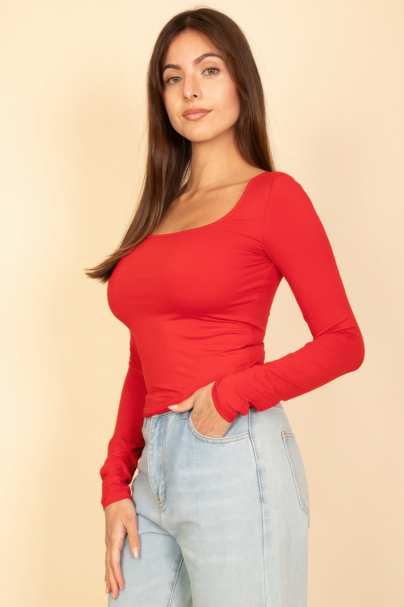 Square Neck Langarmshirt, Rot, 3/4-Ansicht mit Taillenraffung und eckigem Ausschnitt