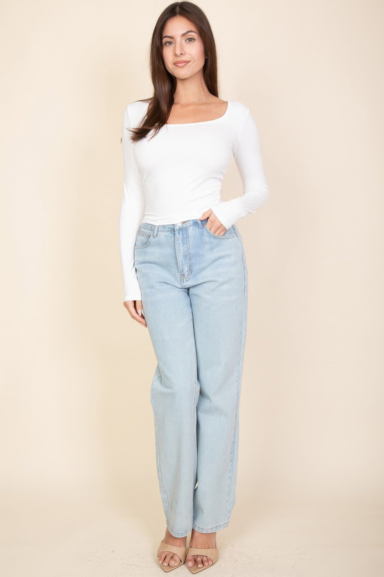 White square-neck long-sleeve top, fitted with long sleeves and ruched waist