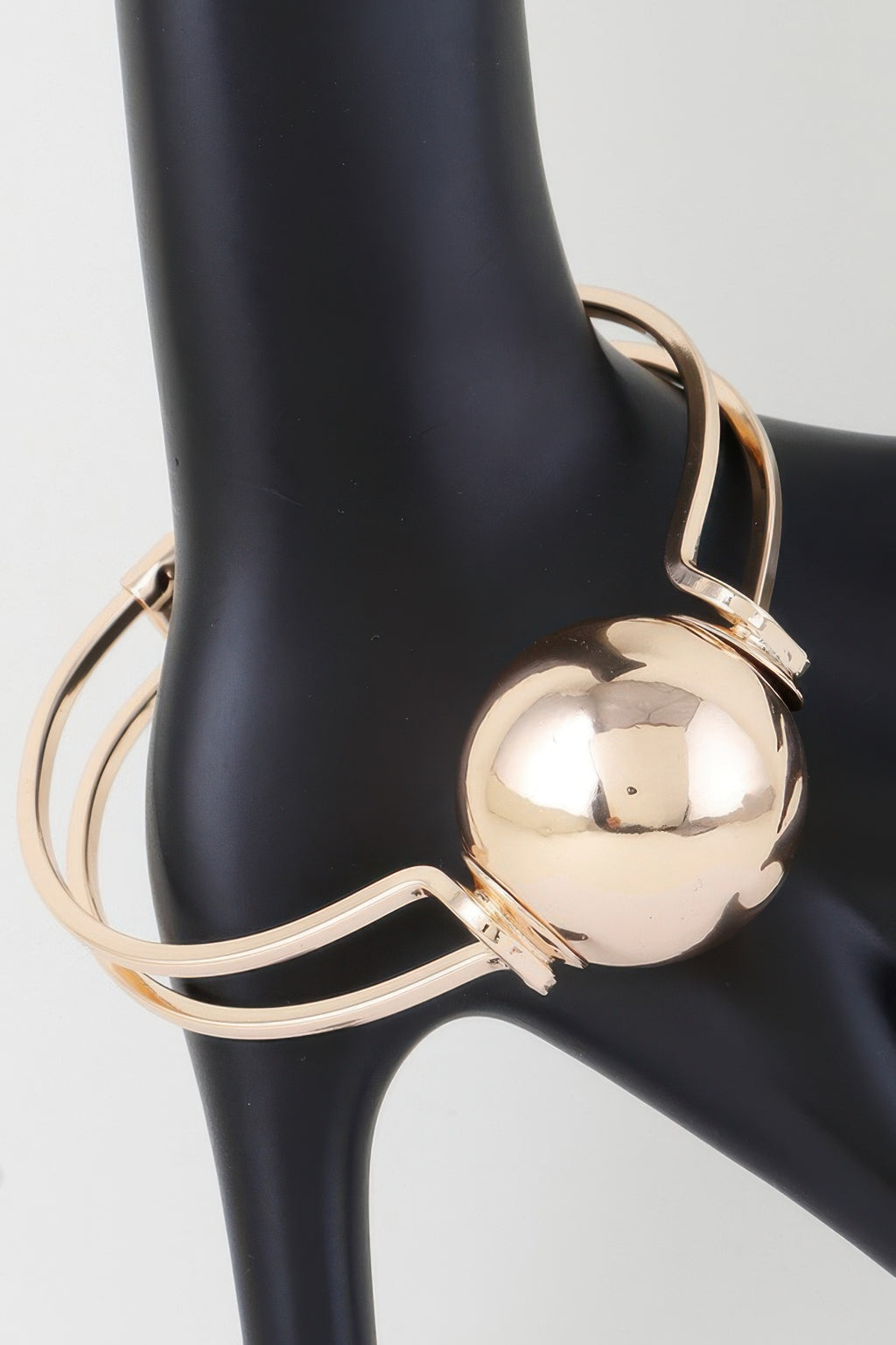 Statement Sphere Cuff Bracelet mit runder goldener Glanzkugel vorne