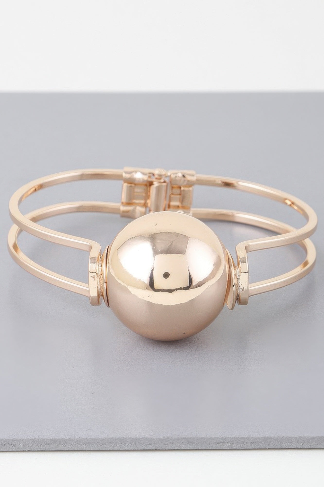 Statement Cuff-Armband mit zwei Reihen und goldfarbener Kugel vorne