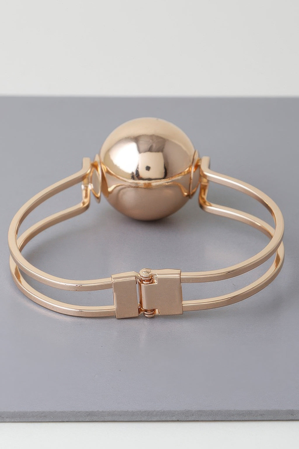 Statement Sphere Cuff Bracelet mit goldfarbenem Verschluss und Kugel vorne