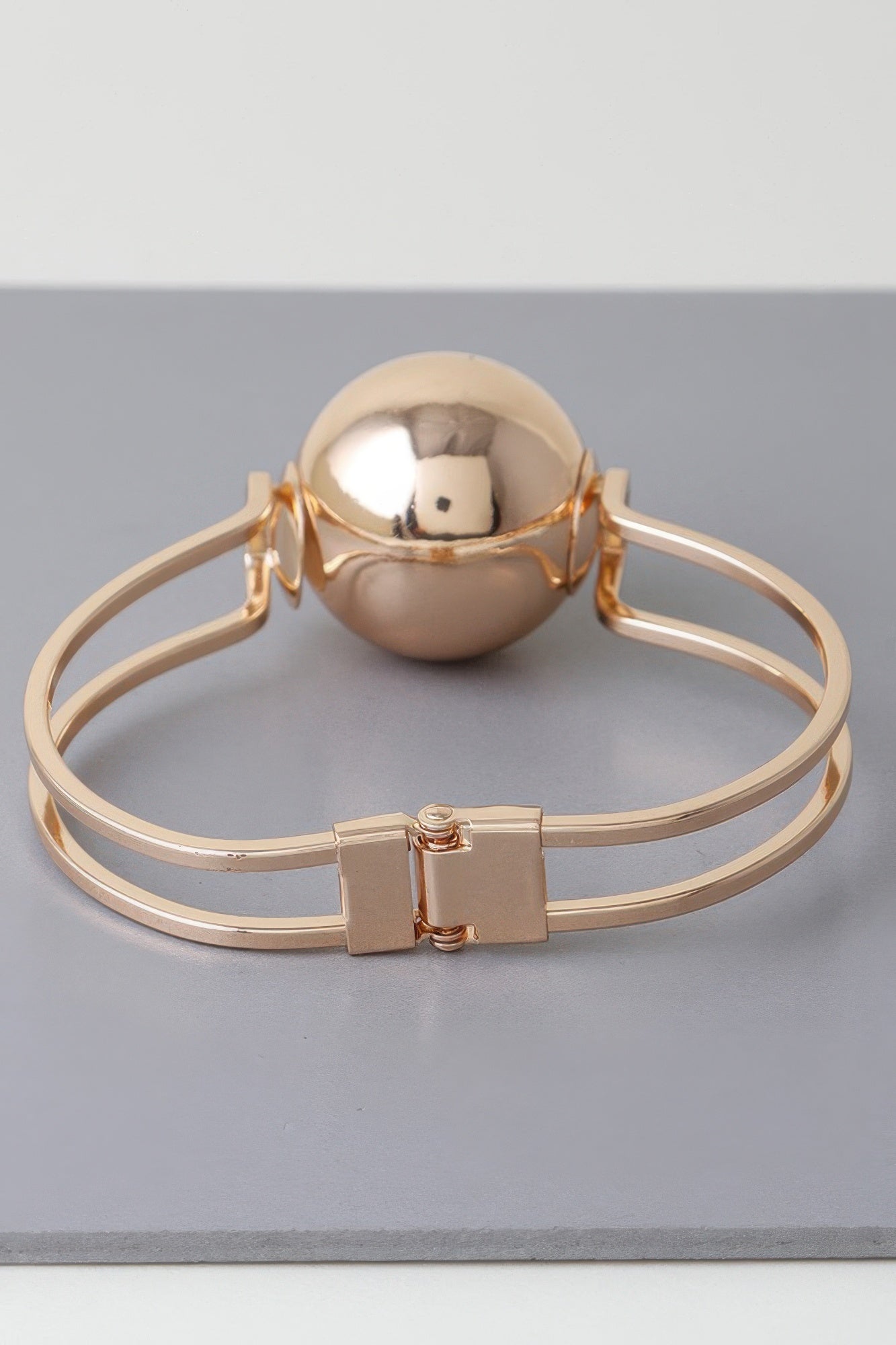 Statement Sphere Cuff Bracelet mit goldfarbenem Verschluss und Kugel vorne