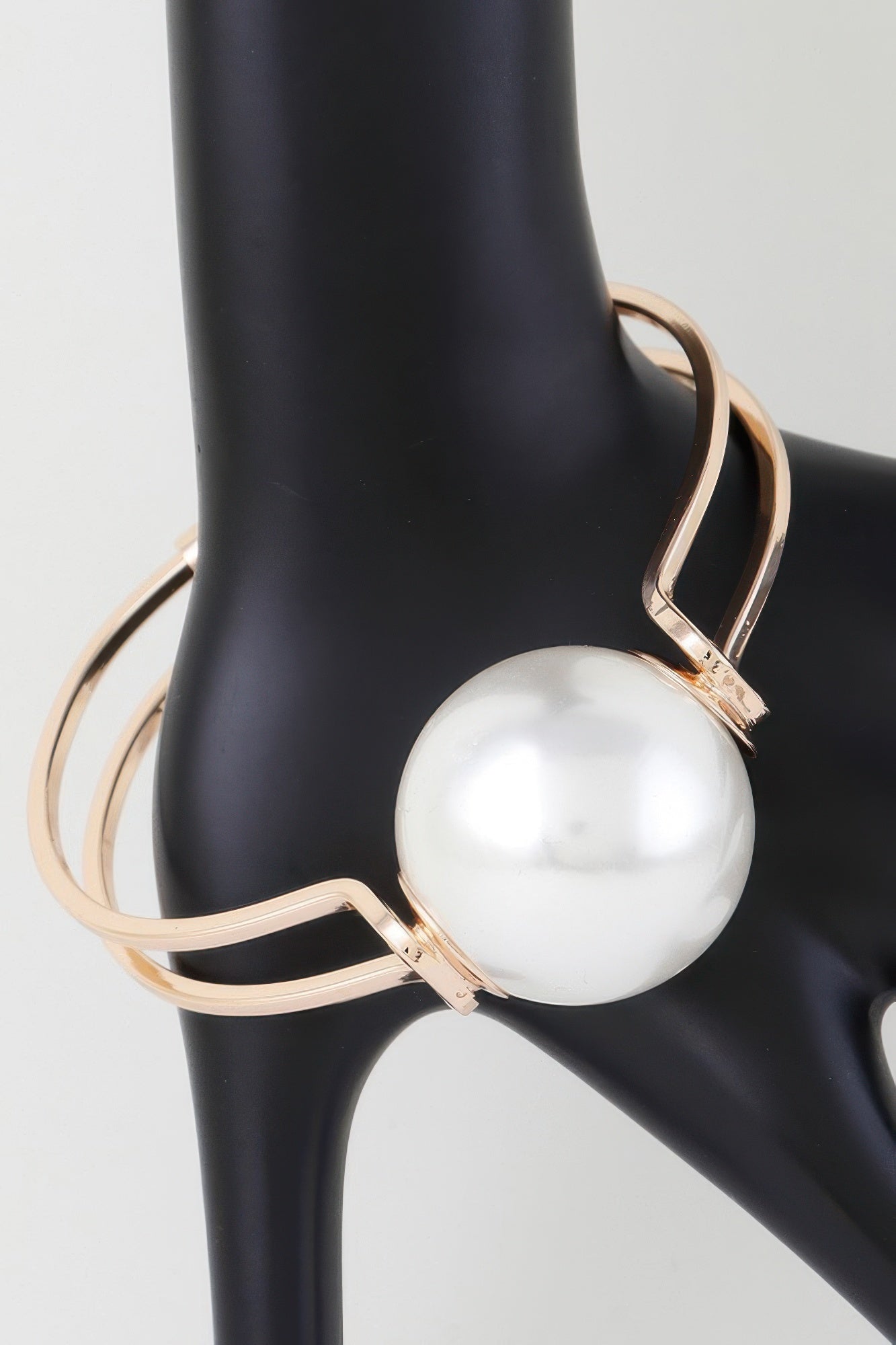 Statement Sphere Cuff Bracelet mit großer schimmernder weißer Kugel vorne