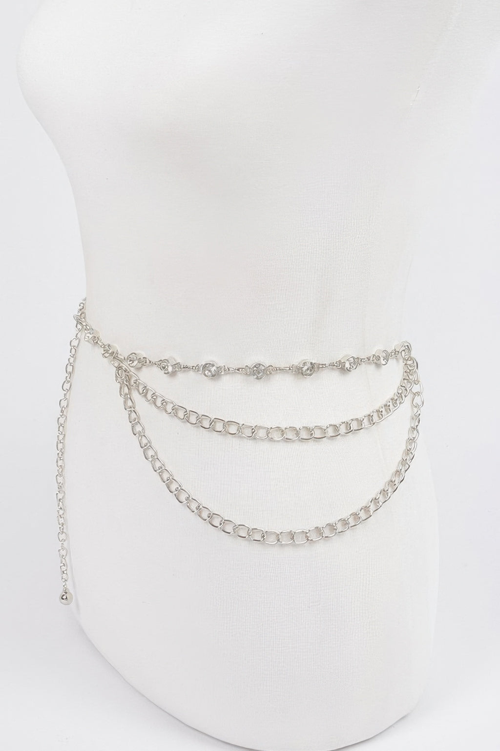 Silberfarbener Layered Belt aus Gliederketten mit Steinbesatz entlang der Oberkette