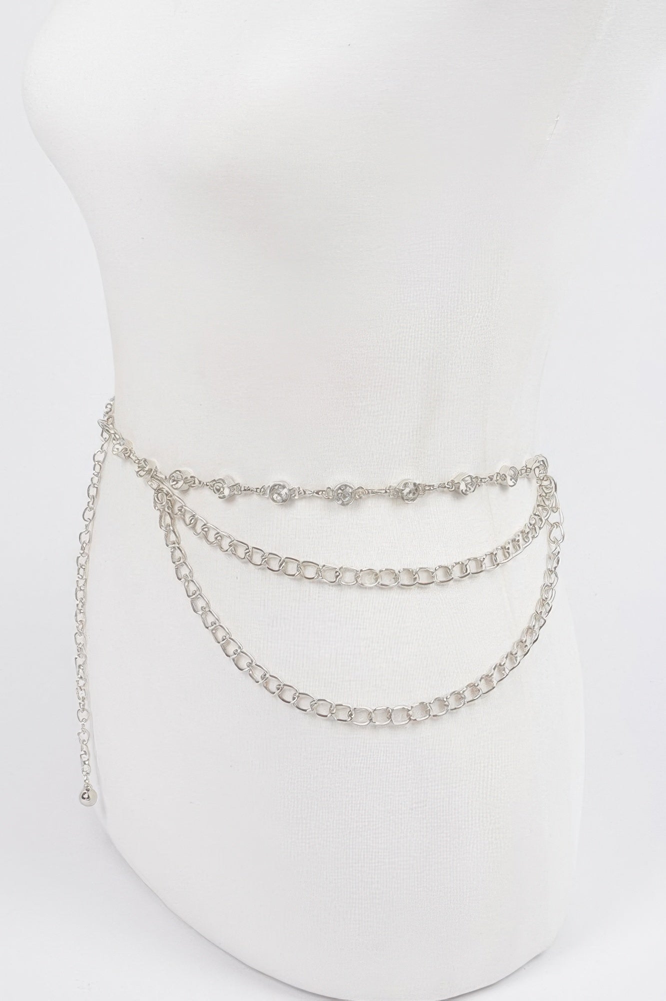 Silberfarbener Layered Belt aus Gliederketten mit Steinbesatz entlang der Oberkette