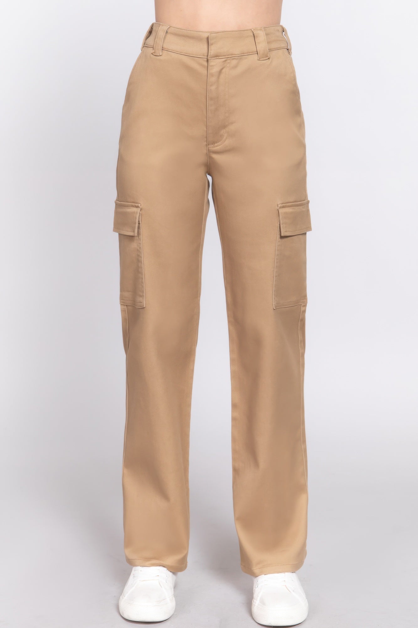 Straight fit long pants in khaki with front pockets and cargo side panels