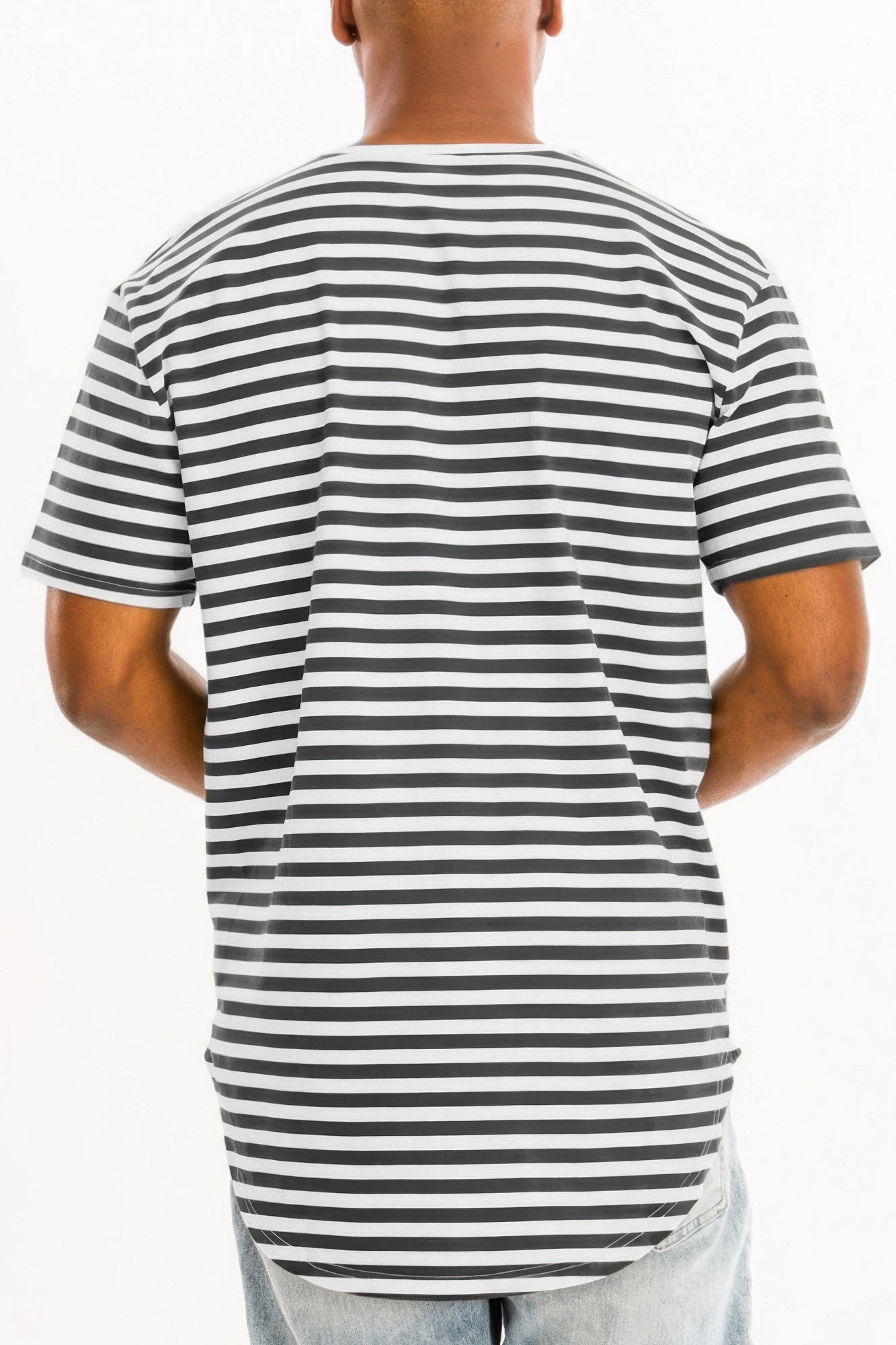 Striped elongated T-shirt Rückansicht, schwarz-weiße Streifen, seitliche Öffnung