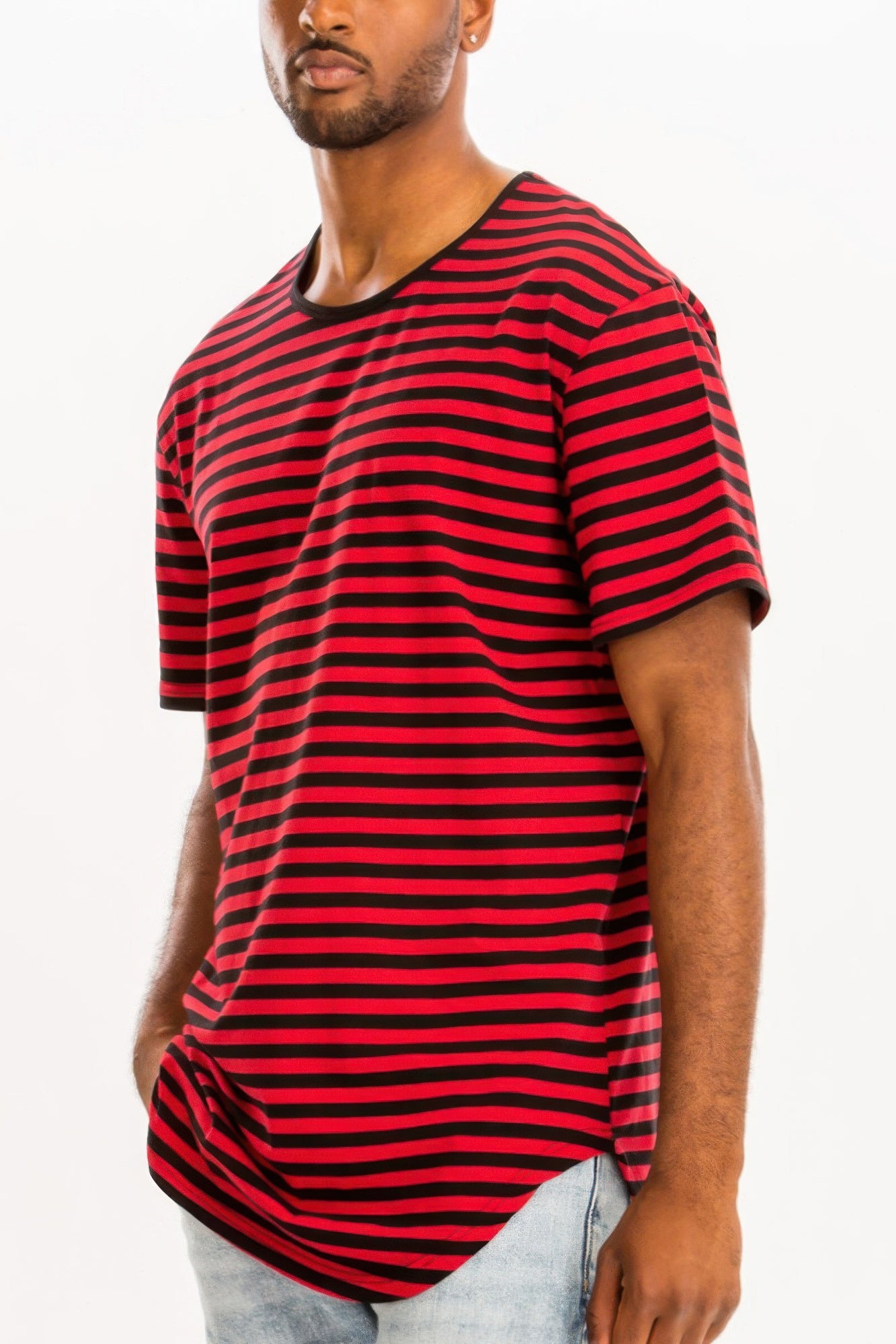 Striped elongated T-shirt, schwarz-rote Streifen, seitlicher Knoten am Saum