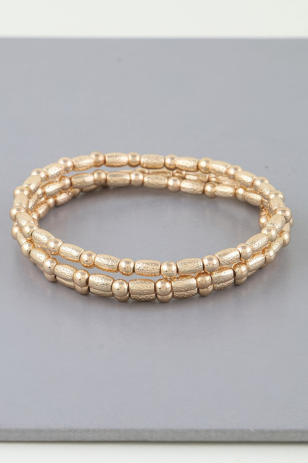 Goldfarbenes Perlenarmband mit geschichteten Kugelperlen