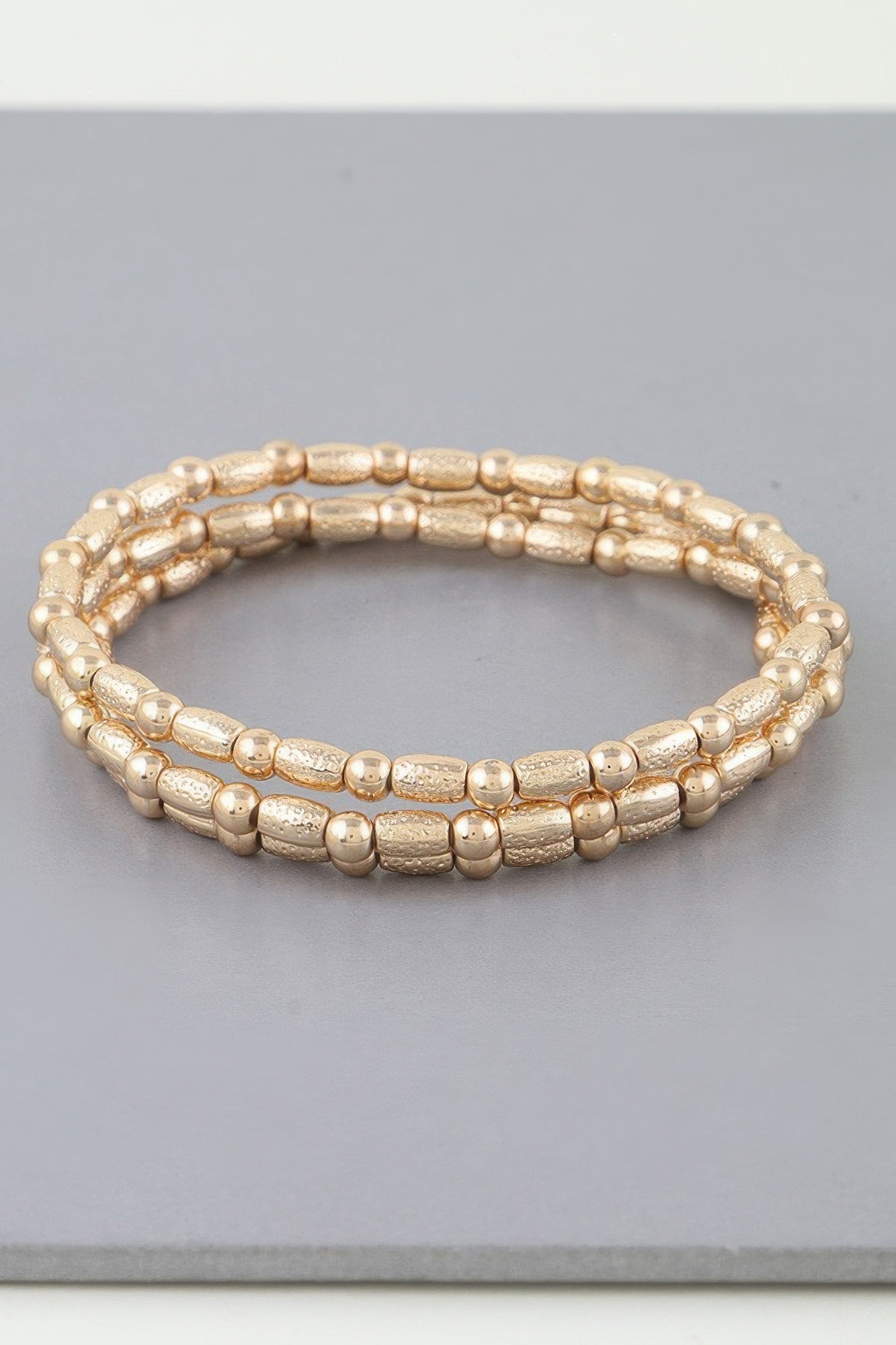 Goldfarbenes Perlenarmband mit geschichteten Kugelperlen