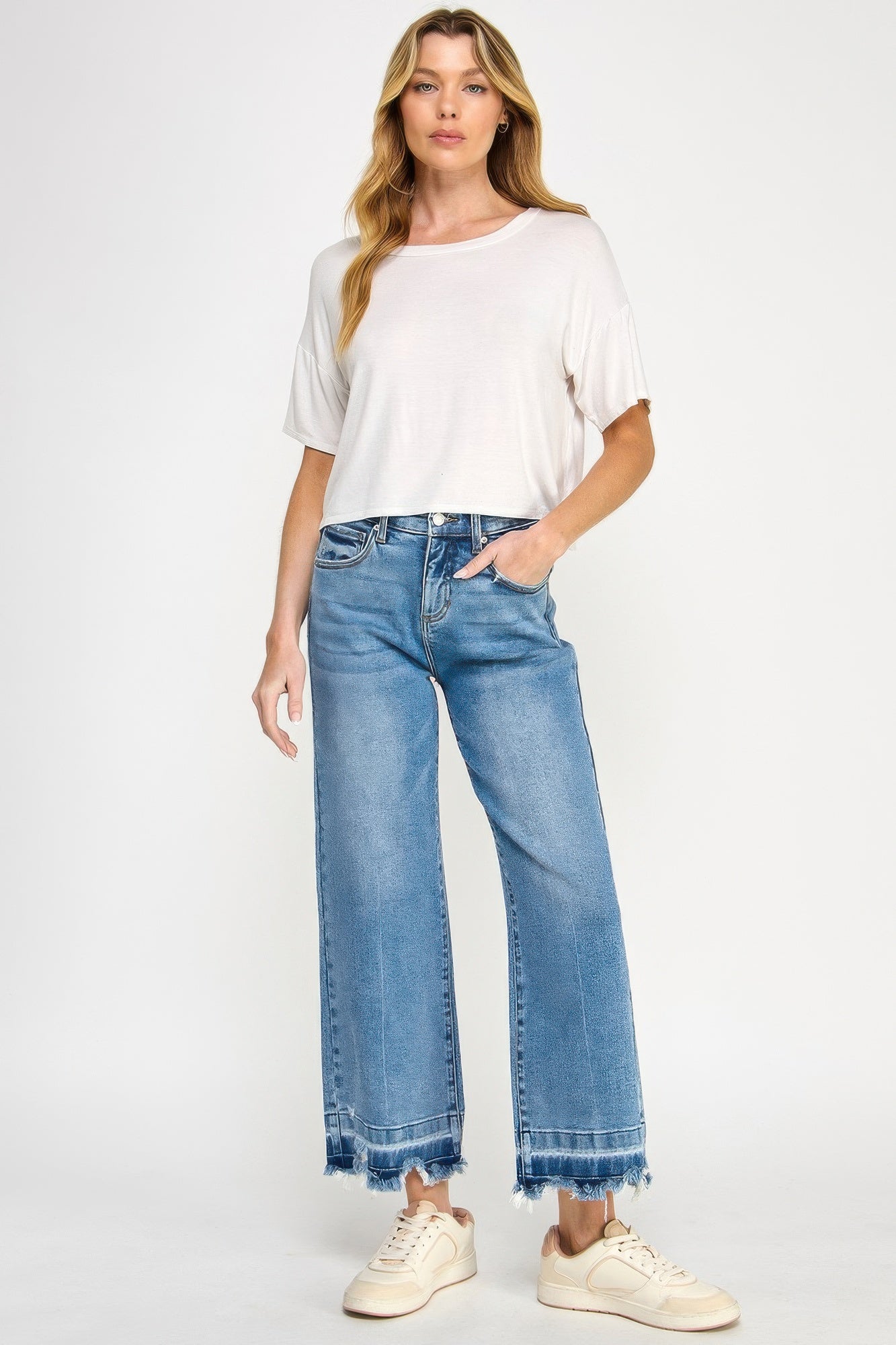 High-rise wide-leg jeans in blue wash with frayed hem