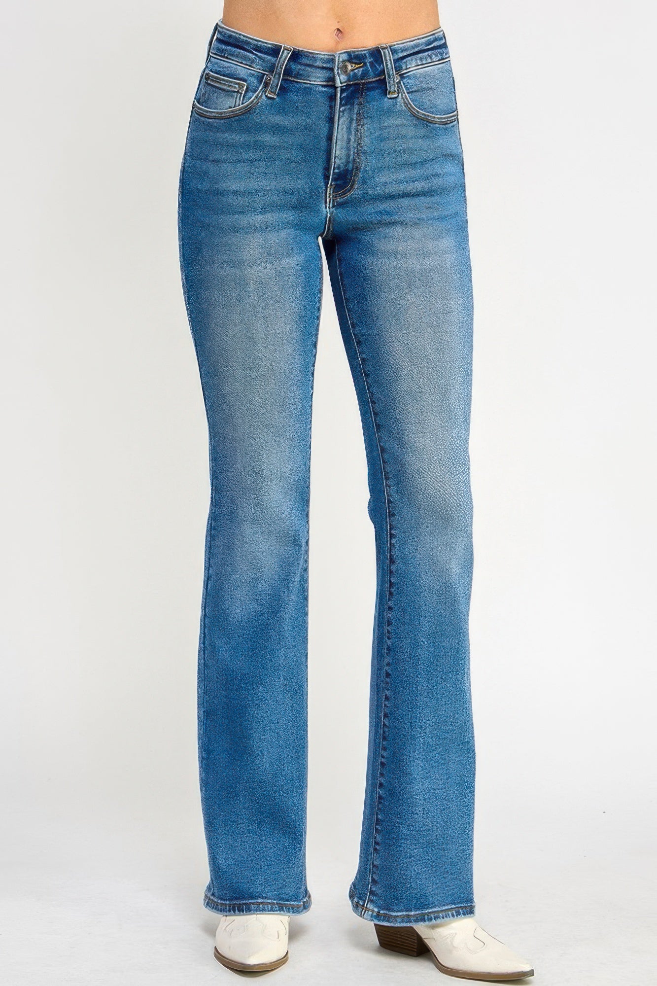 Jeans azul tiro medio con control de abdomen, pierna entallada y bajo bootcut