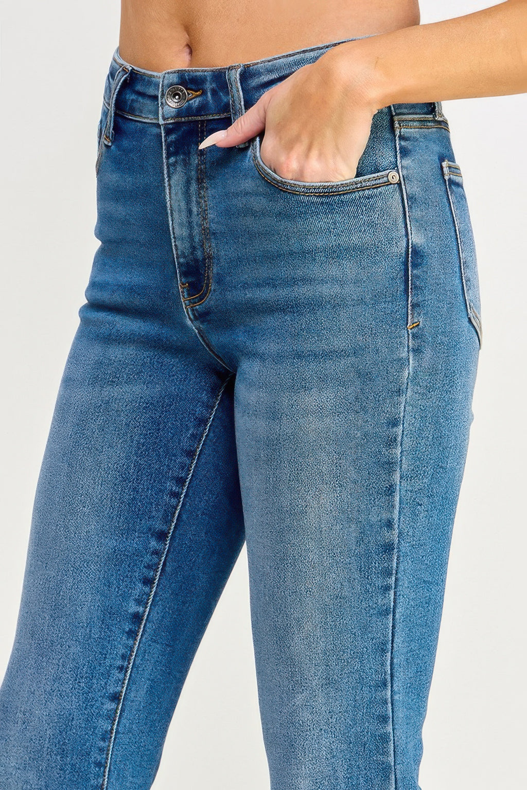 Cintura y bolsillos delanteros de jeans azul tiro medio con control de abdomen