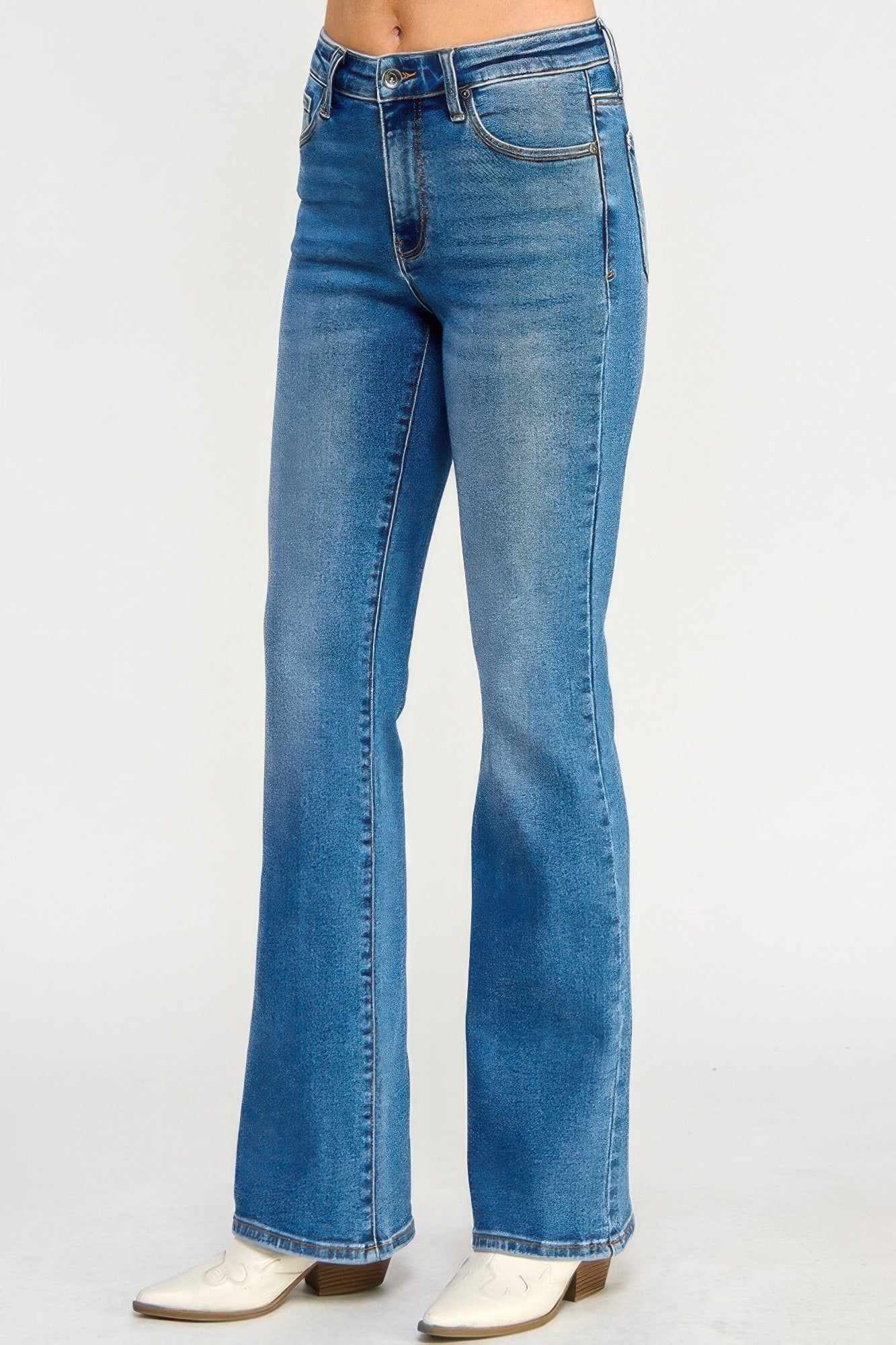 Jeans azul tiro medio con control de abdomen, entallados en muslo y bota bootcut