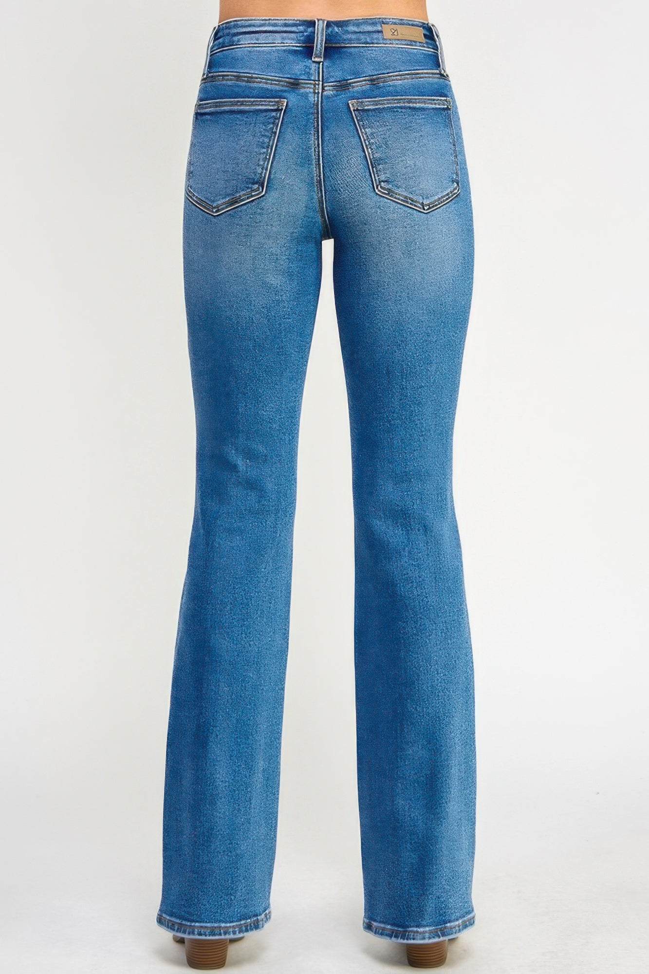 Parte trasera de jeans azul tiro medio con control de abdomen y bolsillos tipo parche