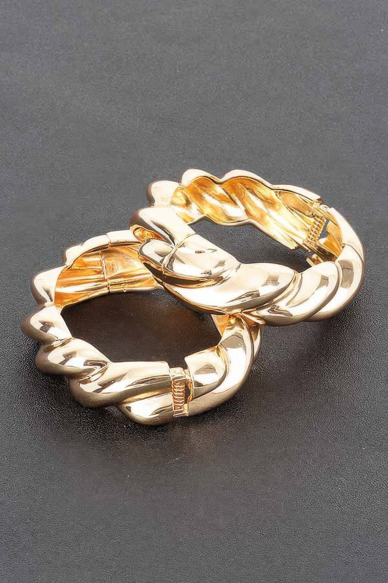 Twist & Shine bracelet, gold twisted chain with clasp detail and glossy highlights